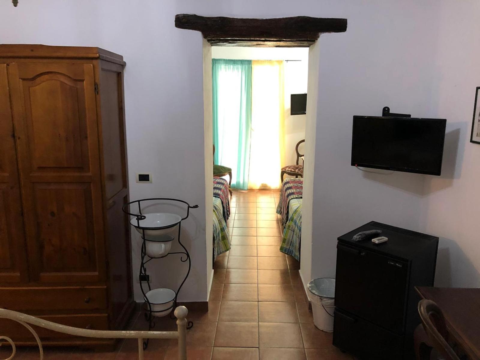 Quadruple Room with Private Bathroom - Photo 11