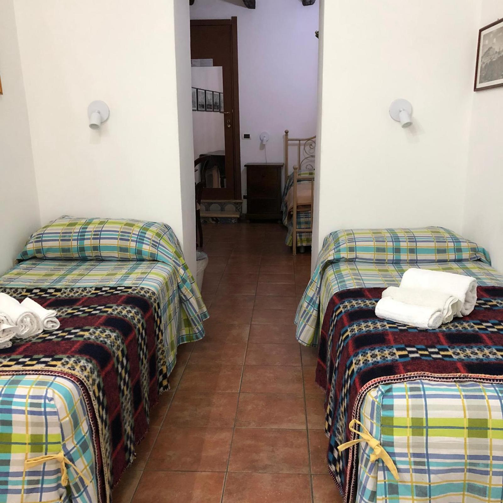 Quadruple Room with Private Bathroom - Photo 7