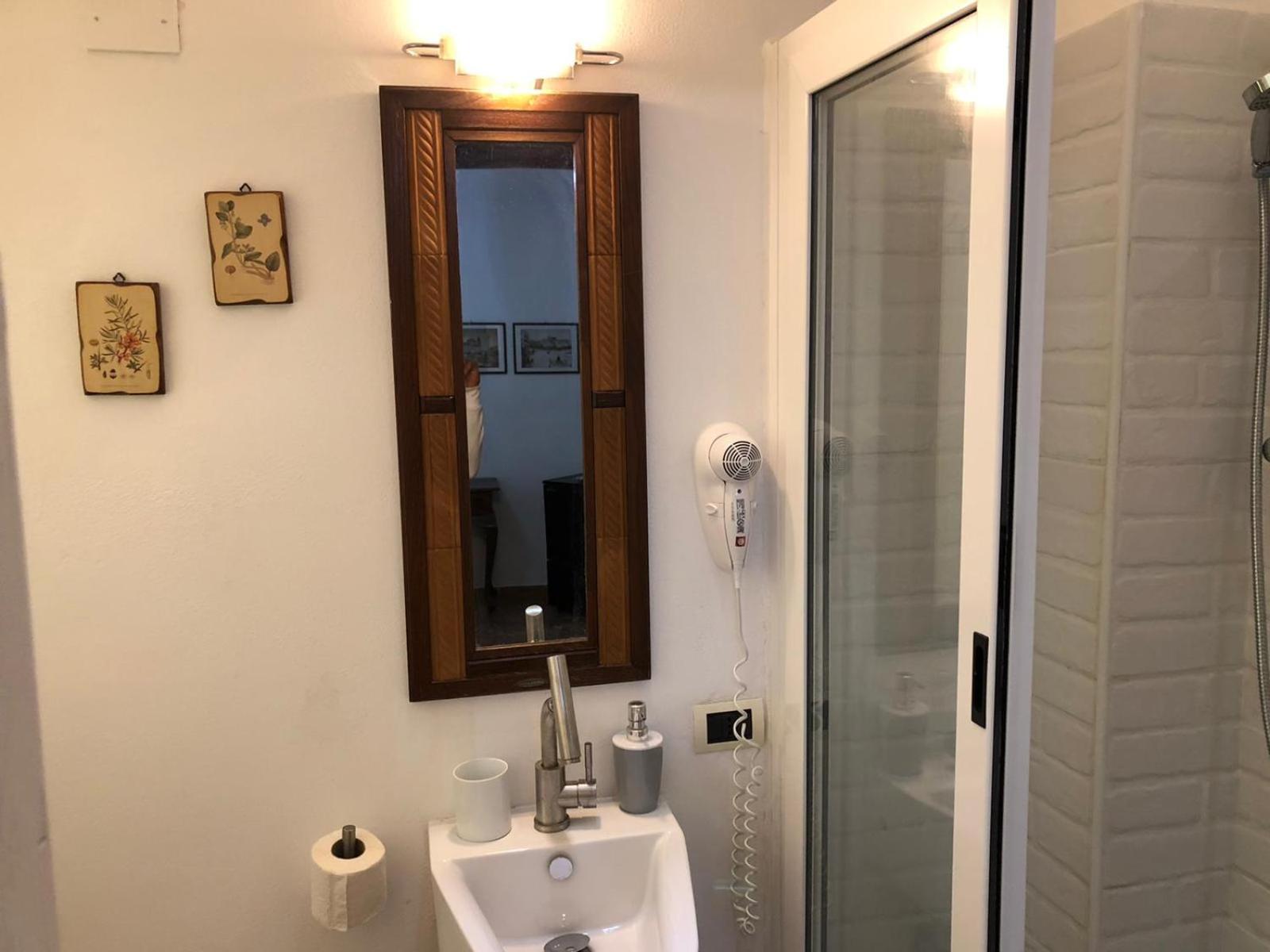 Quadruple Room with Private Bathroom - Photo 2