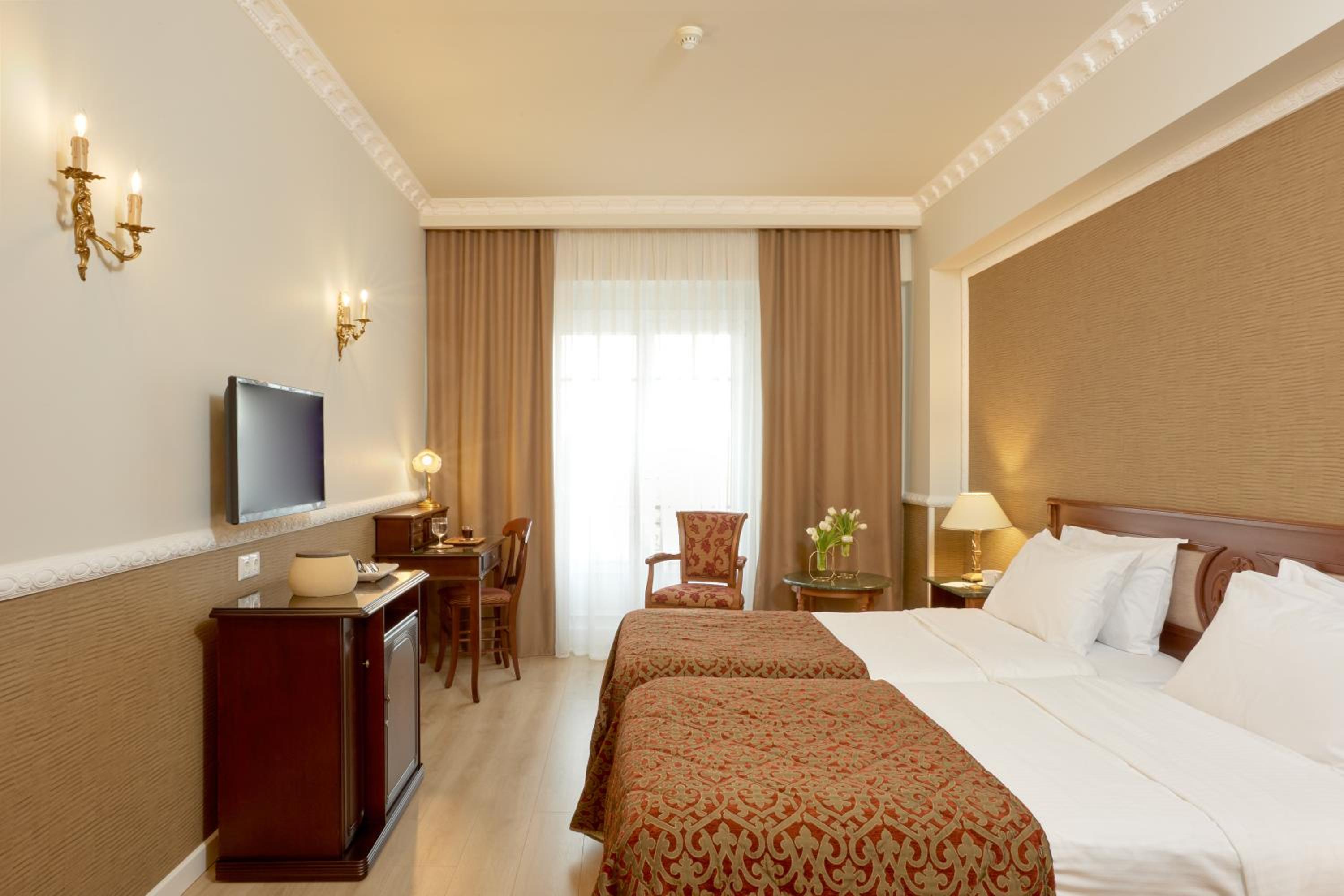 Classic Double or Twin Room - Photo 6