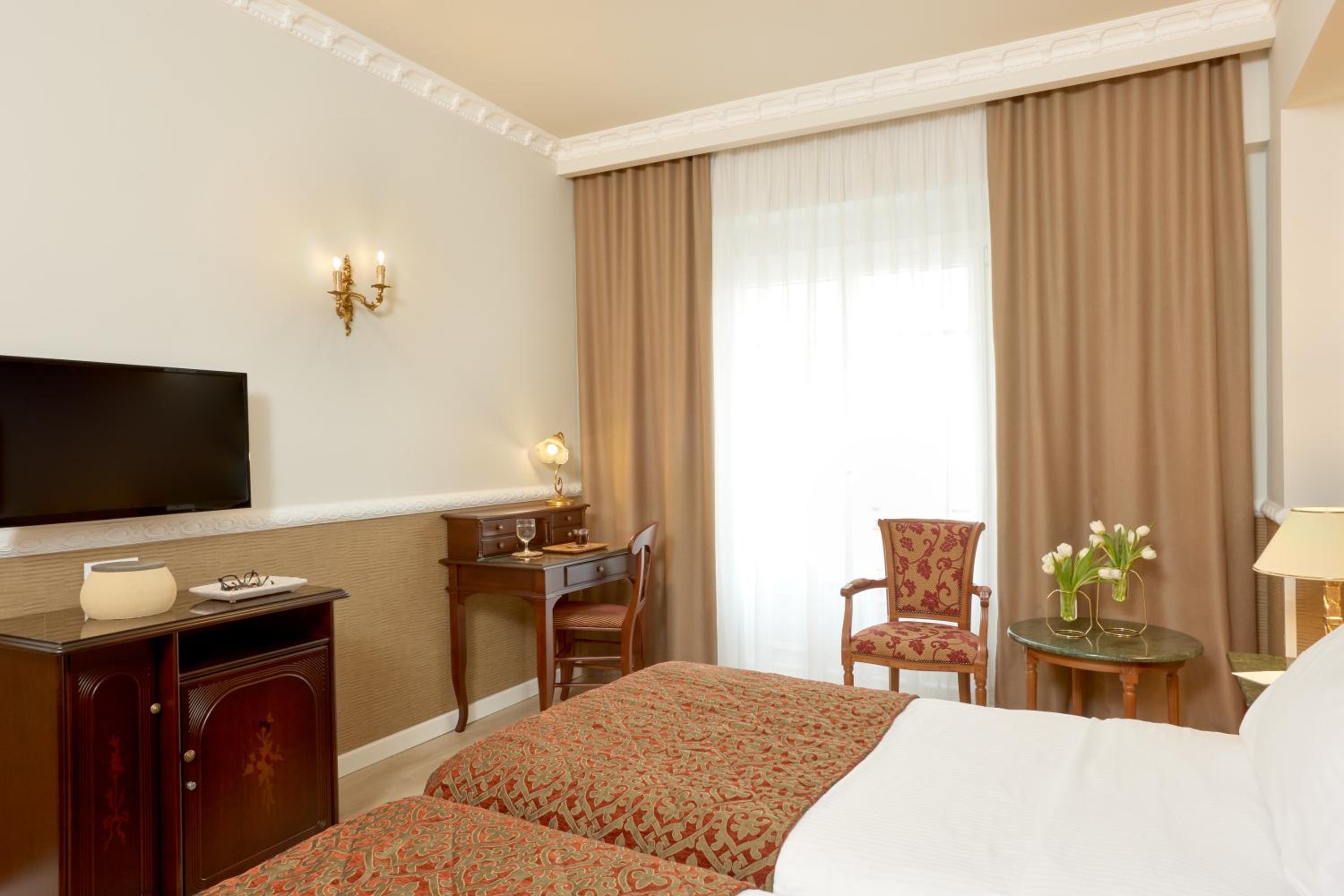 Classic Double or Twin Room - Photo 5