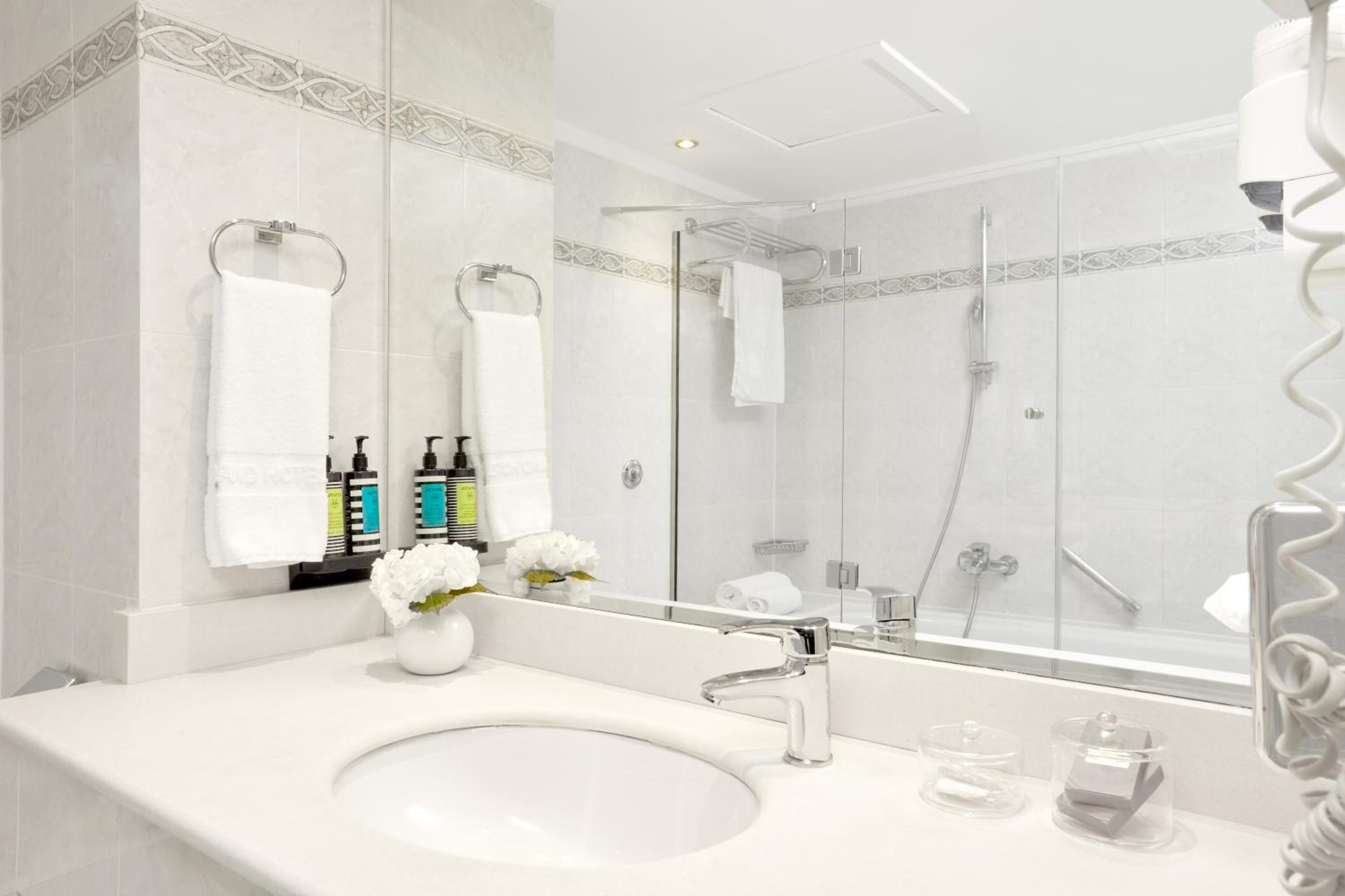 Classic Double or Twin Room - Photo 7