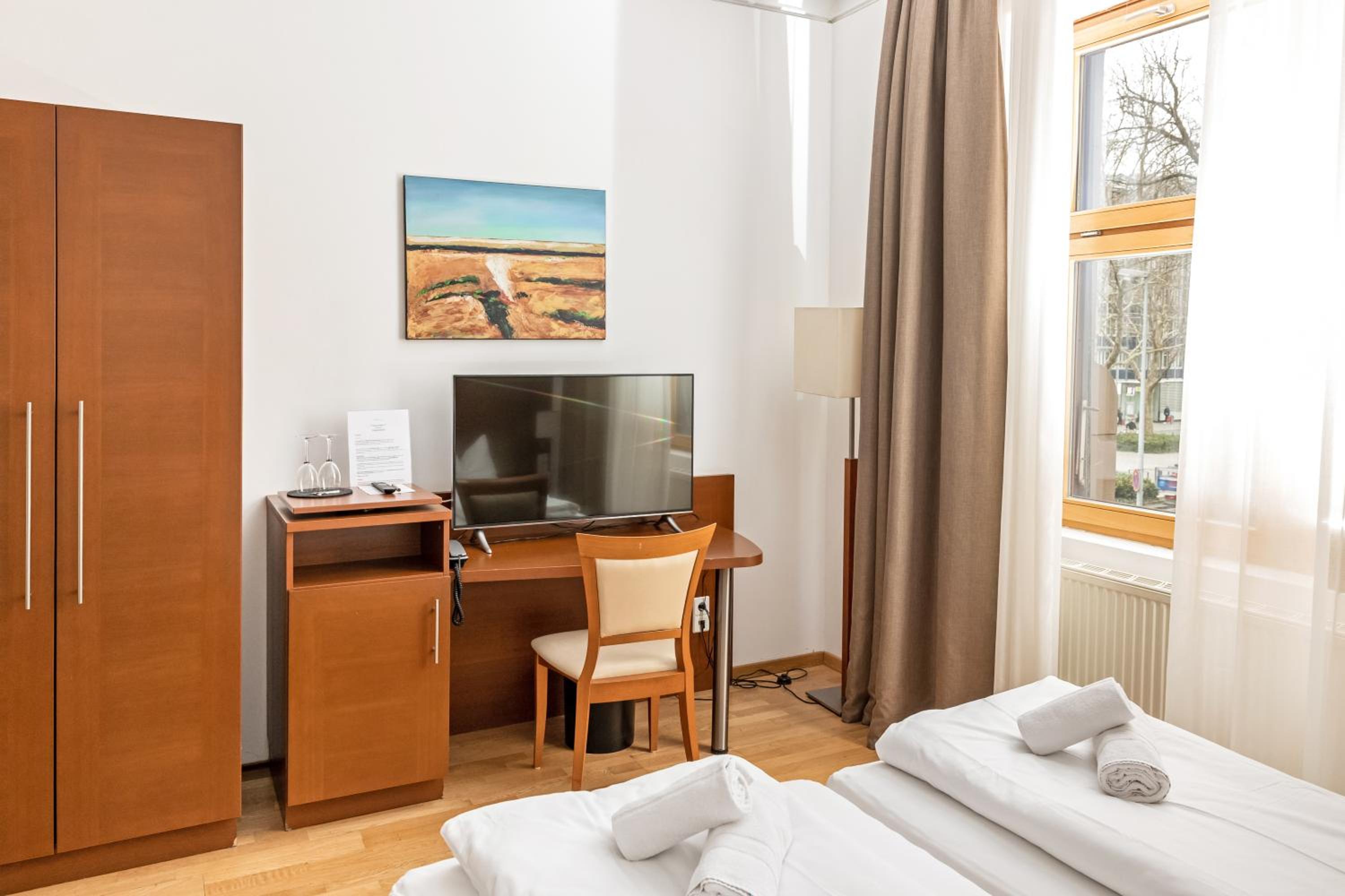 Twin Room - Photo 1