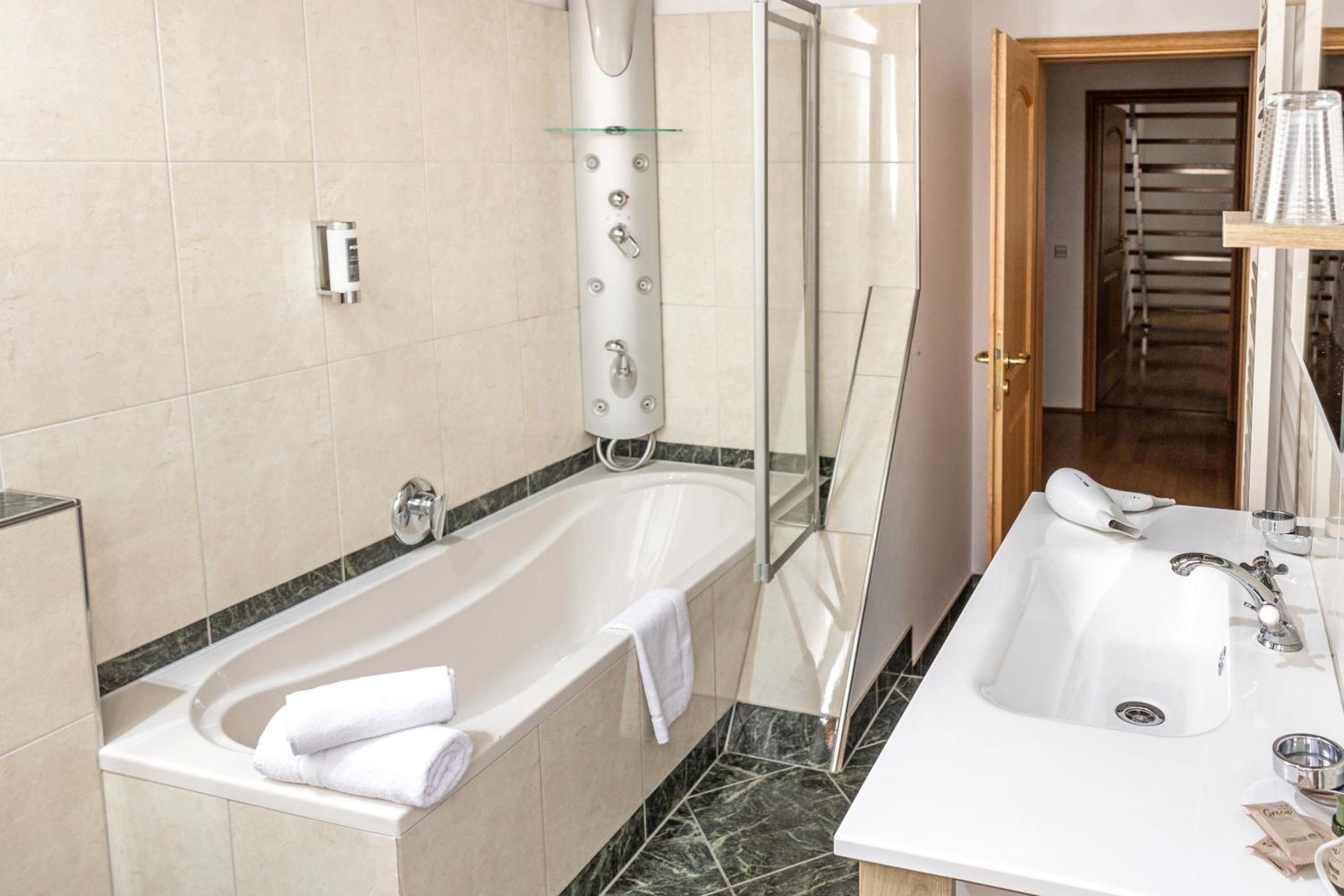 Superior Suite - Photo 16