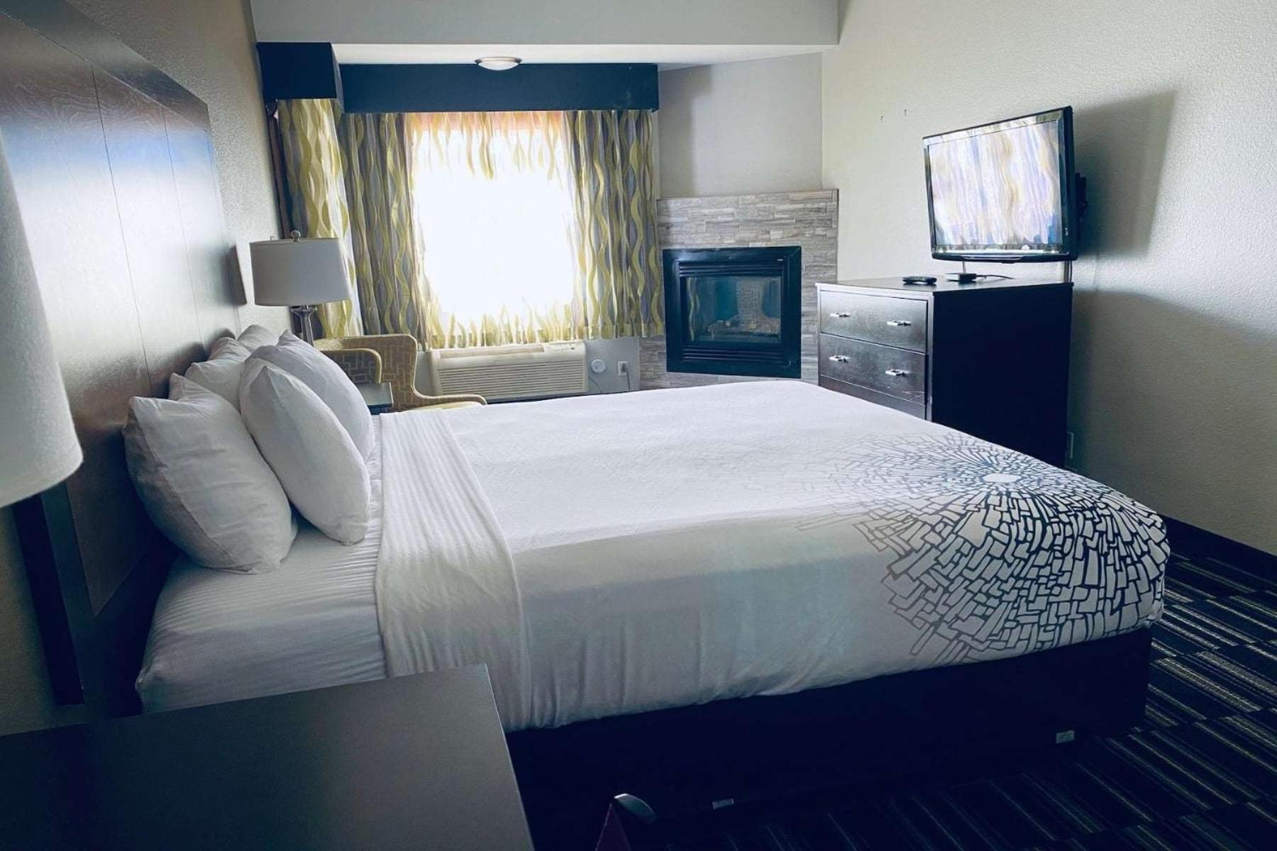 1 King Bed, Fireplace, Non-Smoking - Photo 1