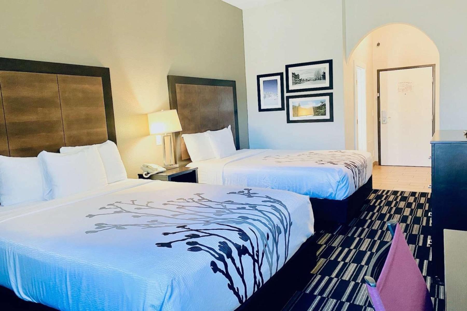 Queen Room with Two Queen Beds - Non-Smoking - Photo 1