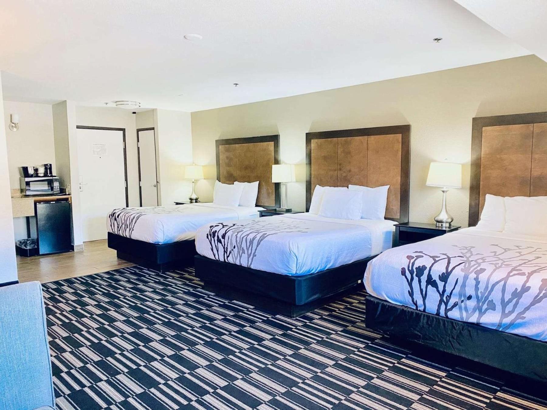 3 Queen Beds, Sofa Bed, Non-Smoking - Photo 1