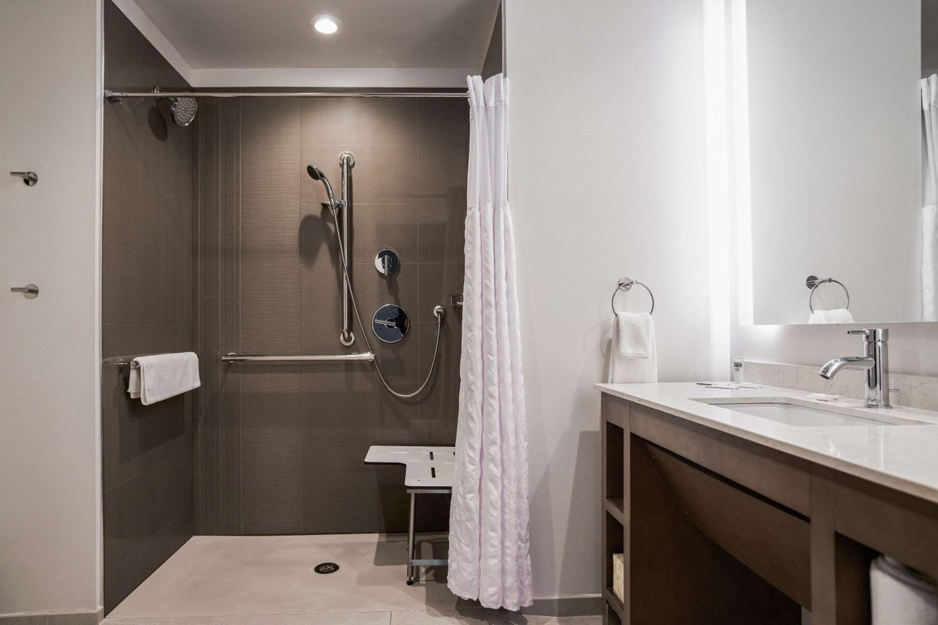 Accessible One-Bedroom Corner Suite with Roll-In Shower and King Bed - Photo 1