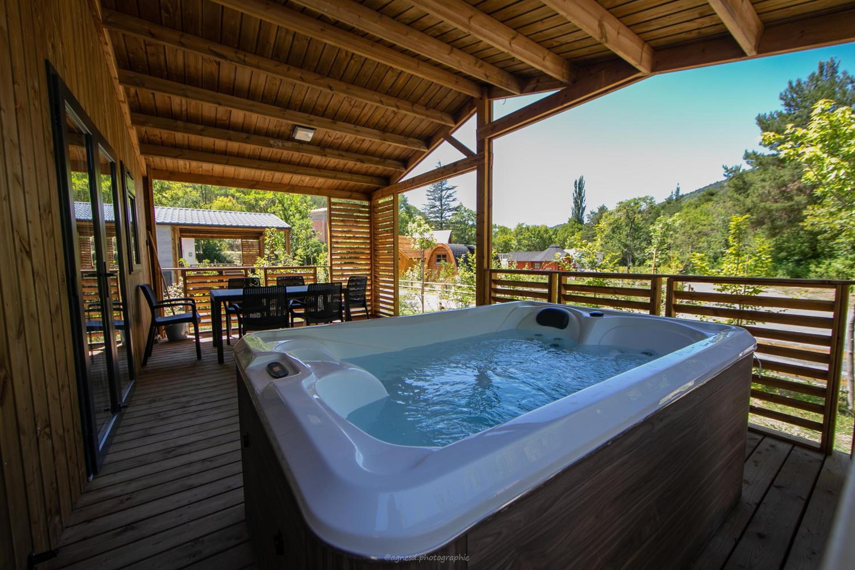Three-Bedroom Chalet with Spa Bath (6 Adults) - Photo 7