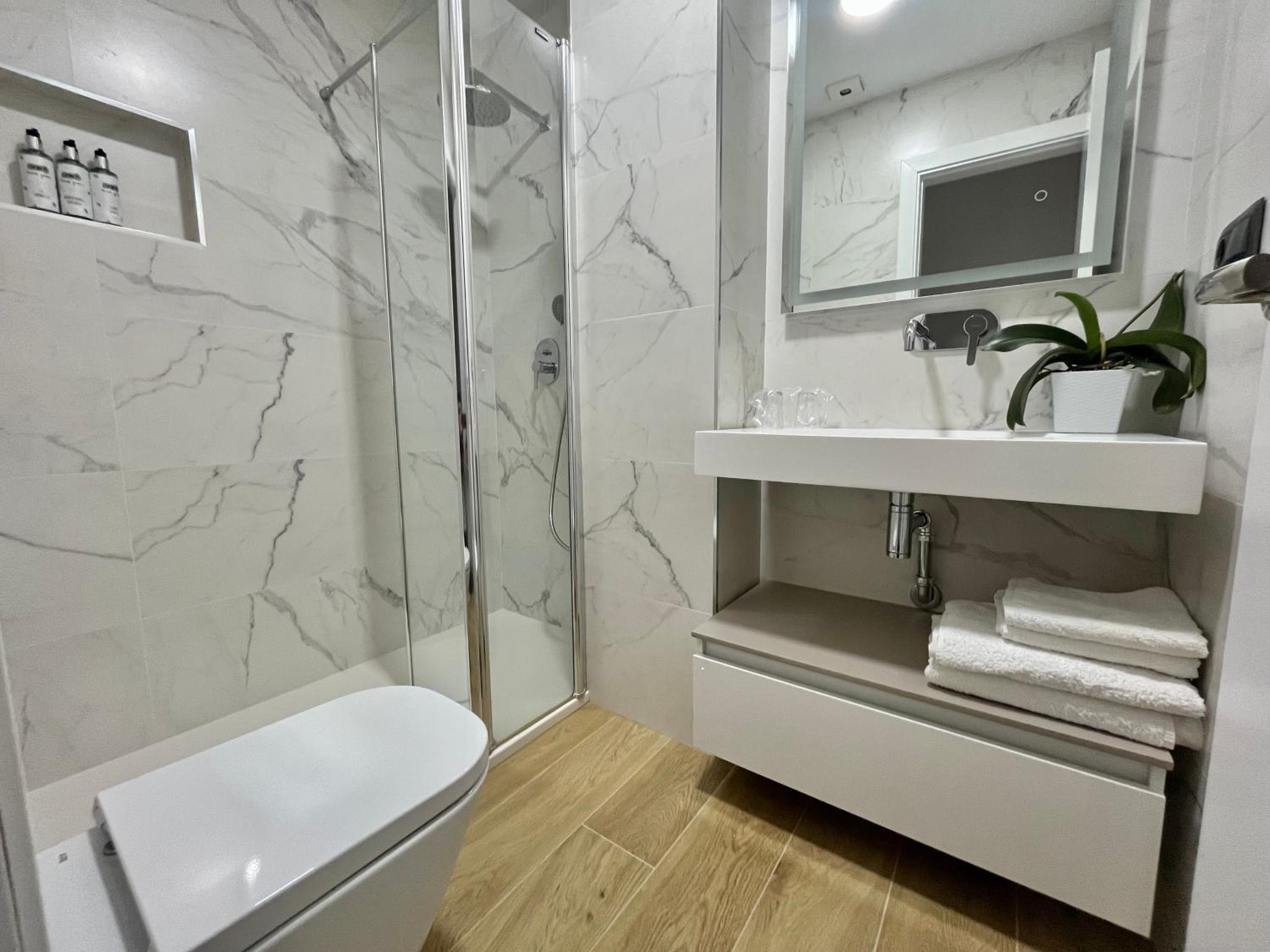 Double Room - Photo 13