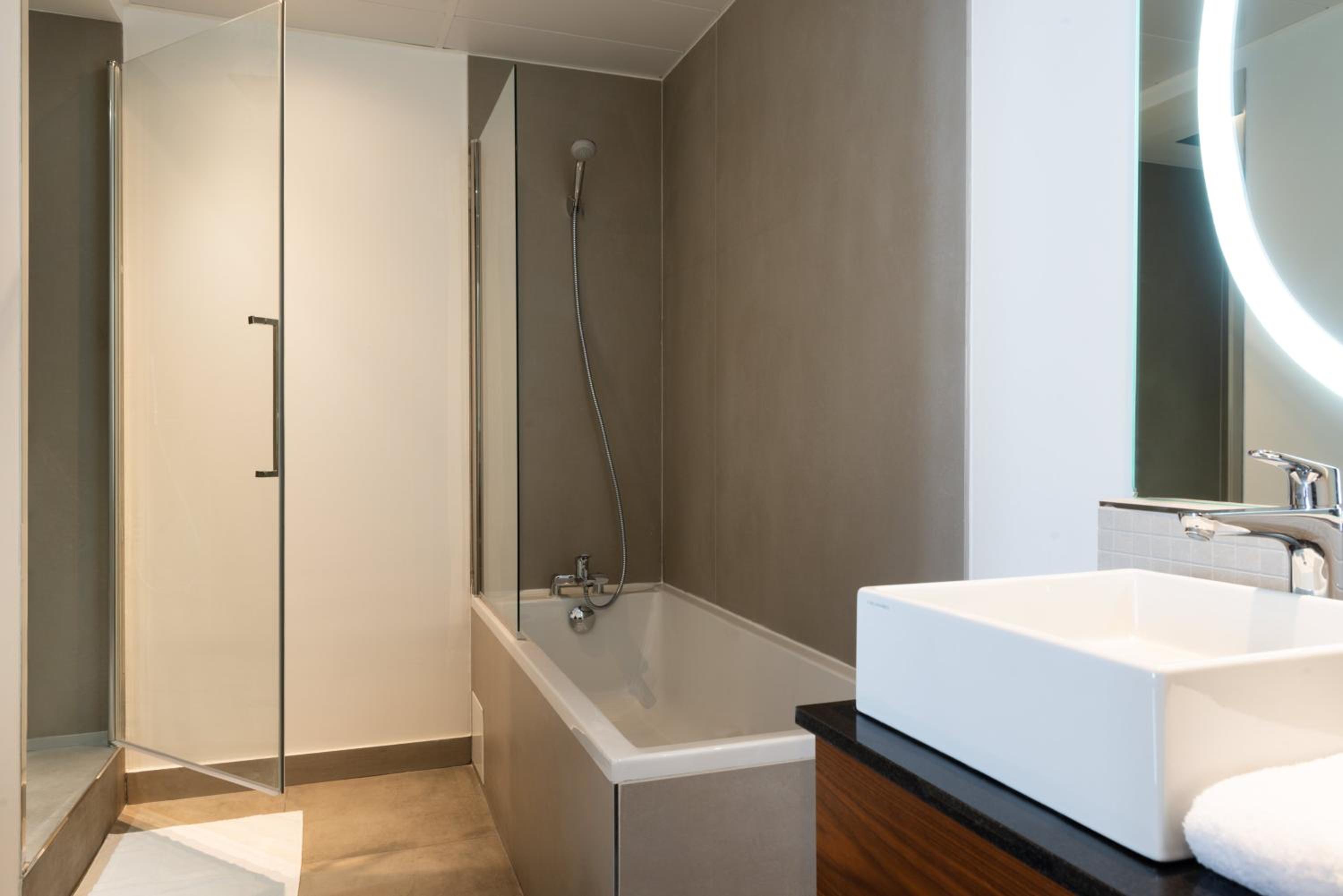 One-Bedroom Suite with Sofa Bed thumbnail 6