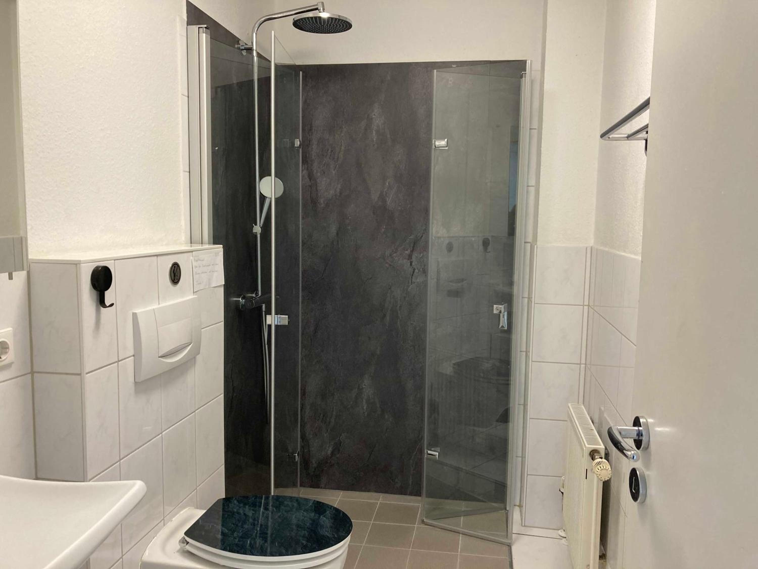 One-Bedroom Apartment with Shower photo 2