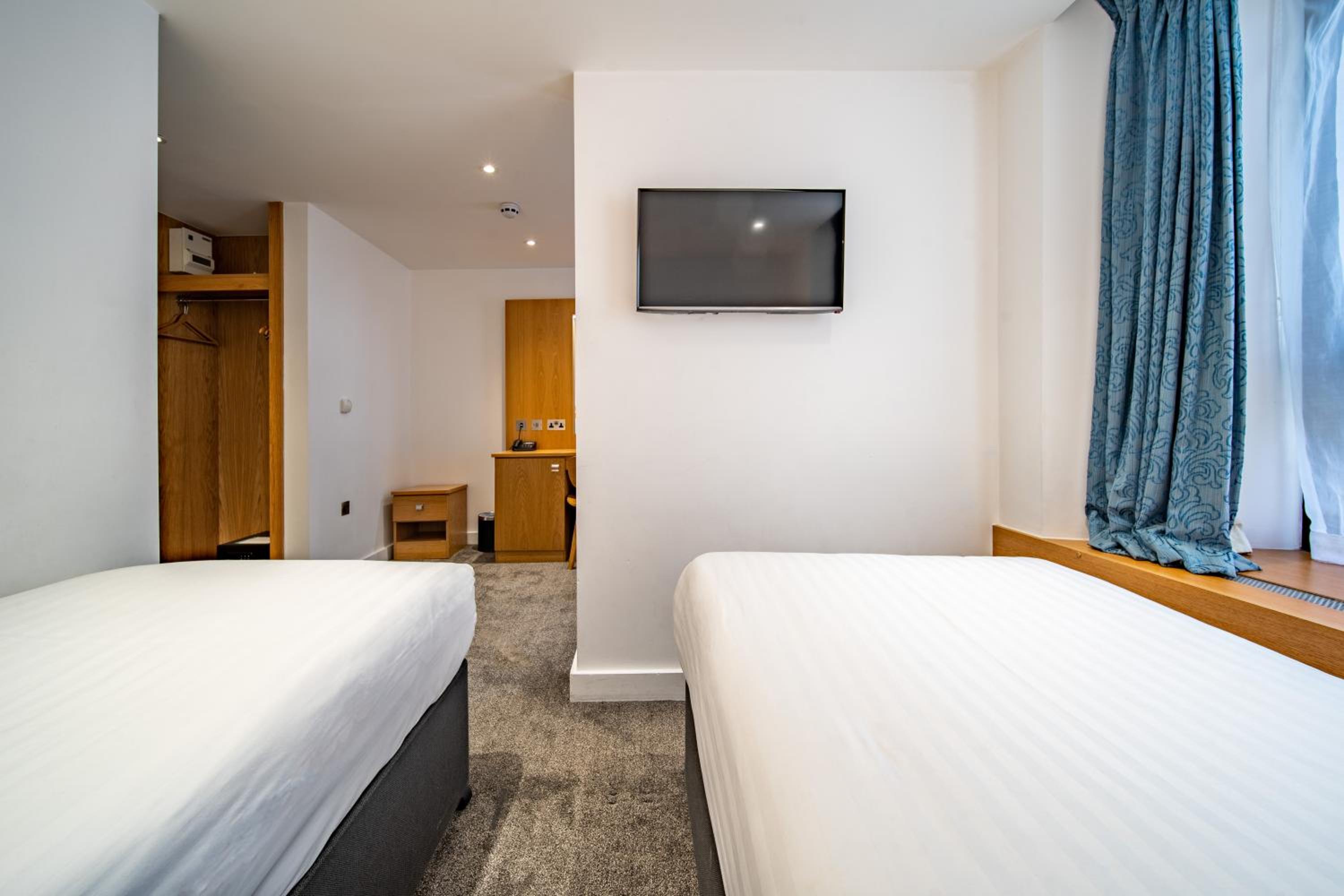 Superior Twin Room *Newly Refurbished* photo 3