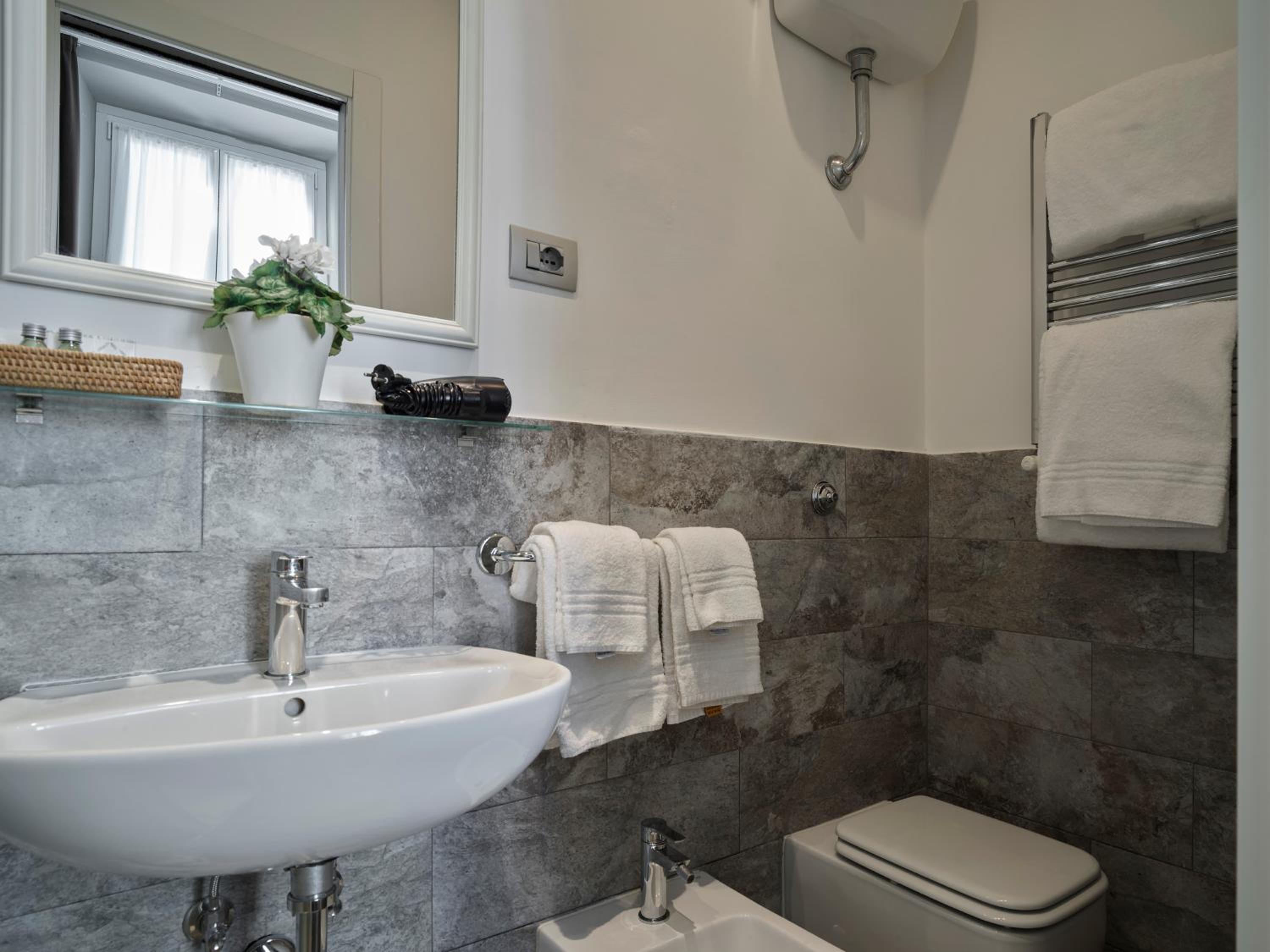 Economy Double Room with Private Bathroom photo 2