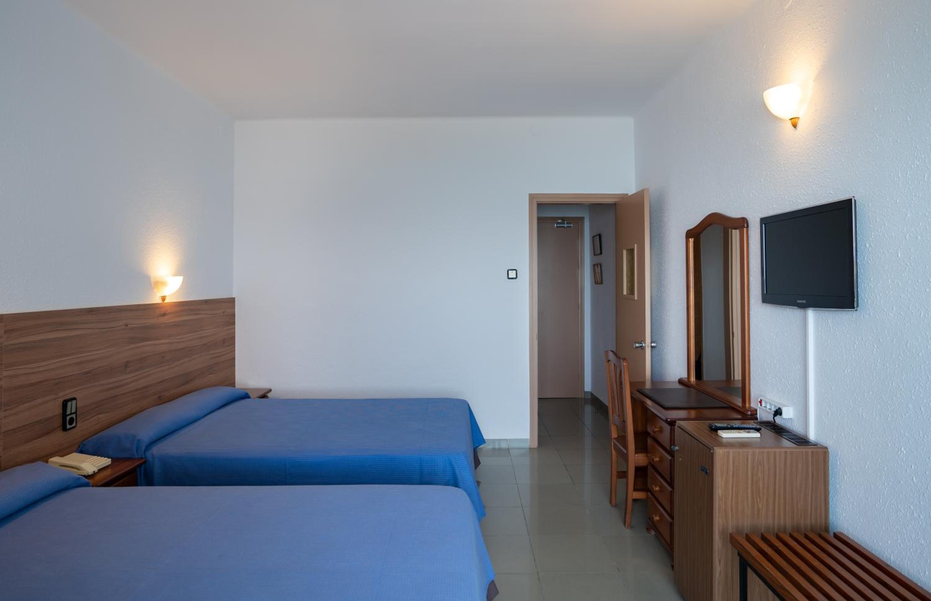 Habitación Triple con Vista Lateral al Mar (3 Adultos)