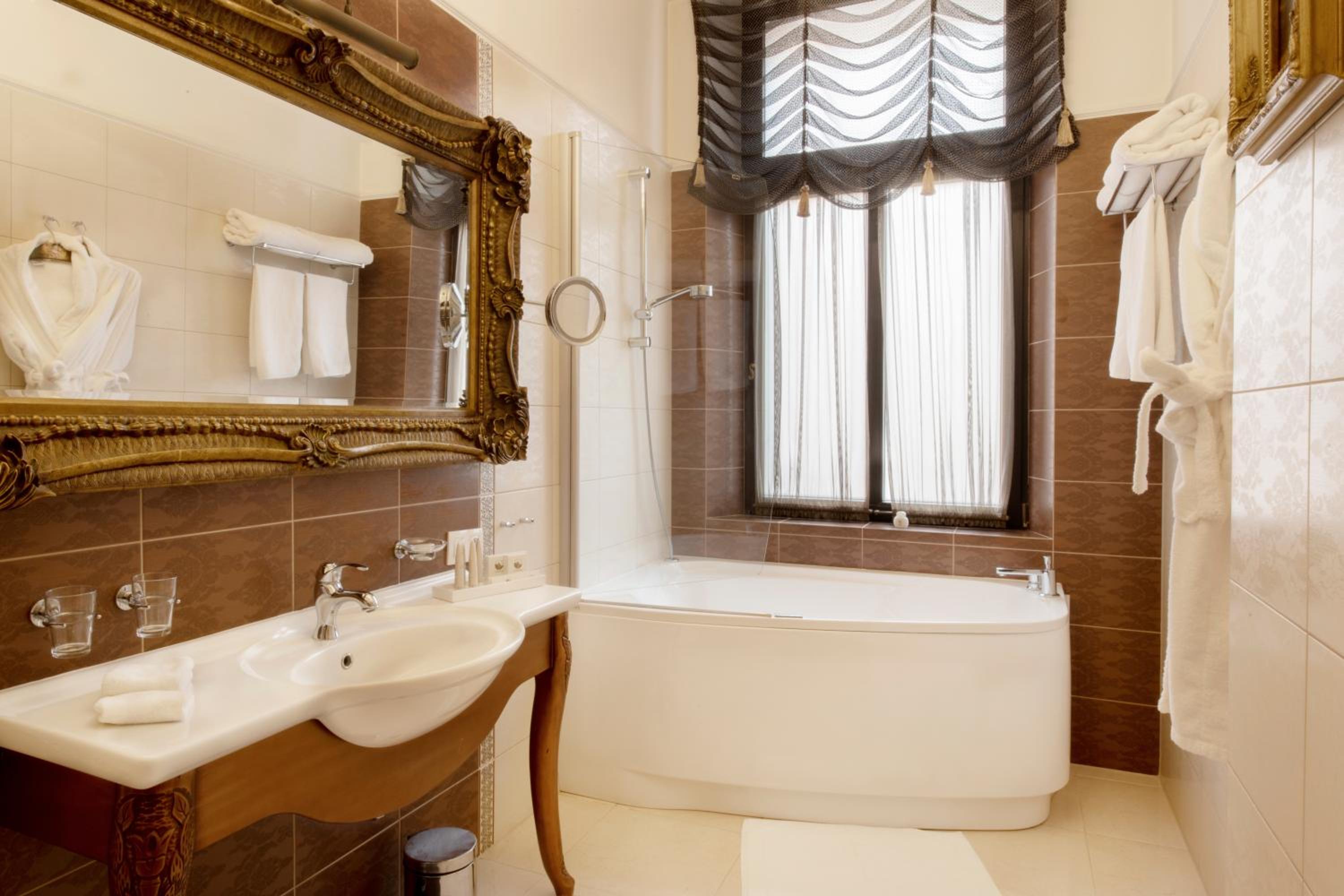 Deluxe Double Room with Balcony photo 2