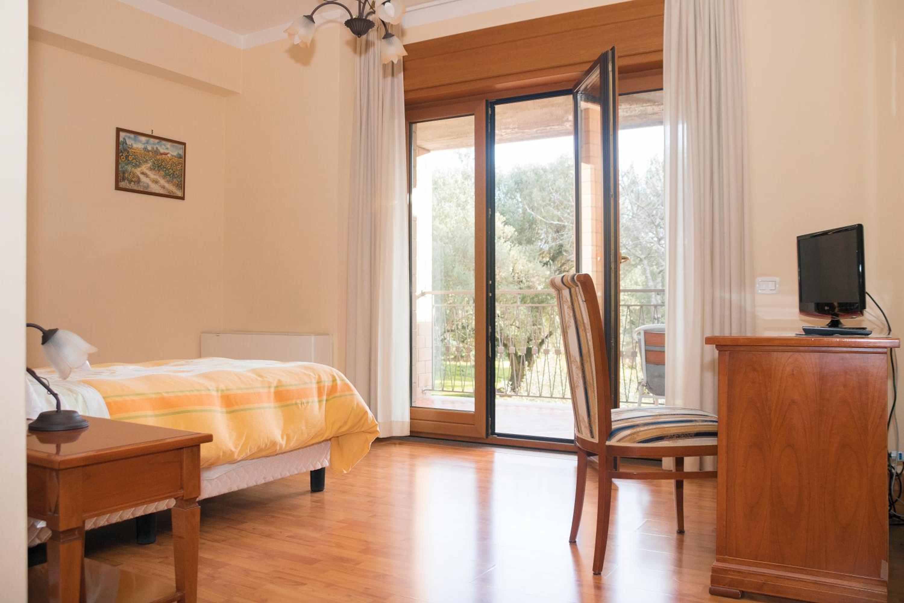 Single Room with Private Bathroom photo 1