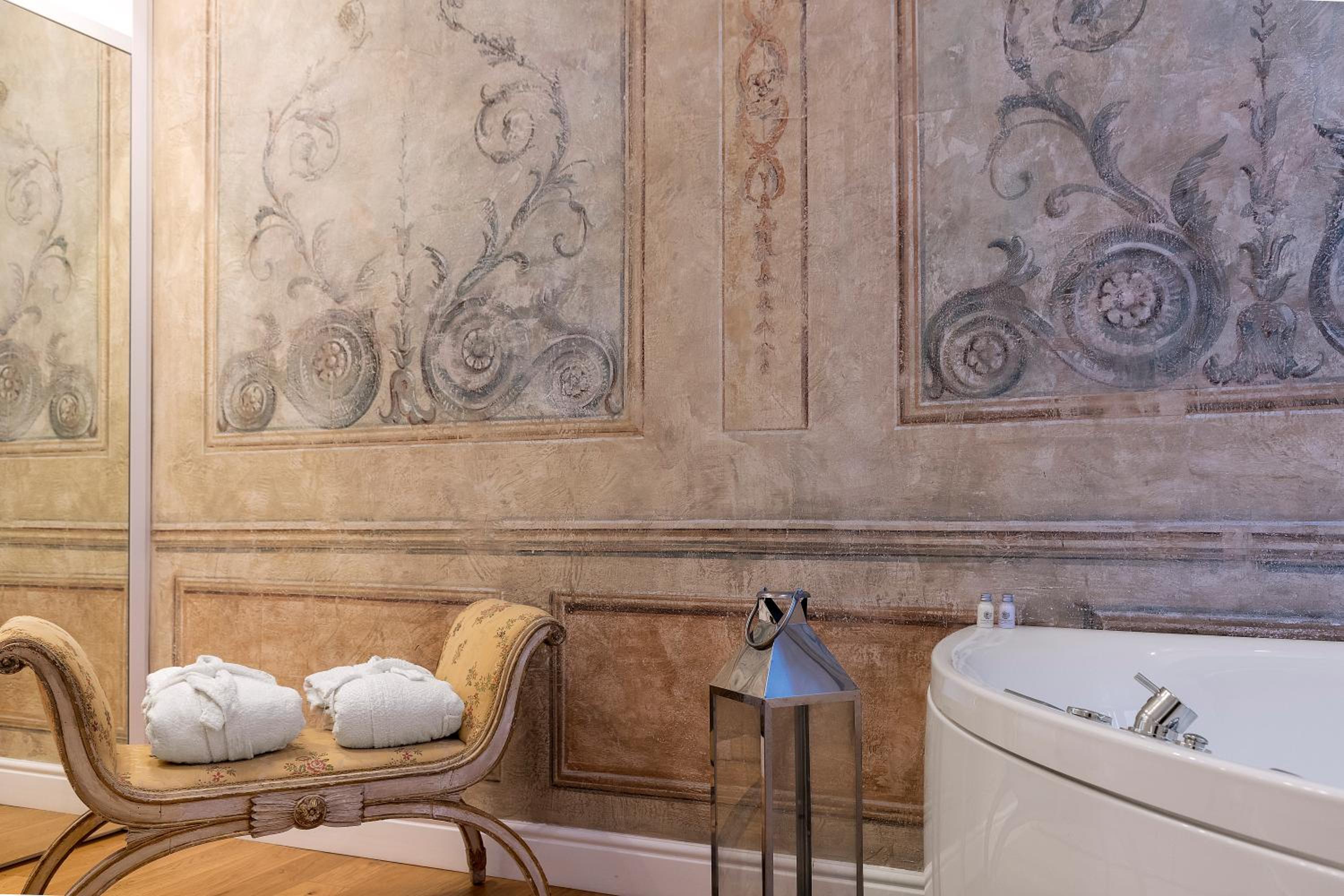Suite with Spa Bath photo 3