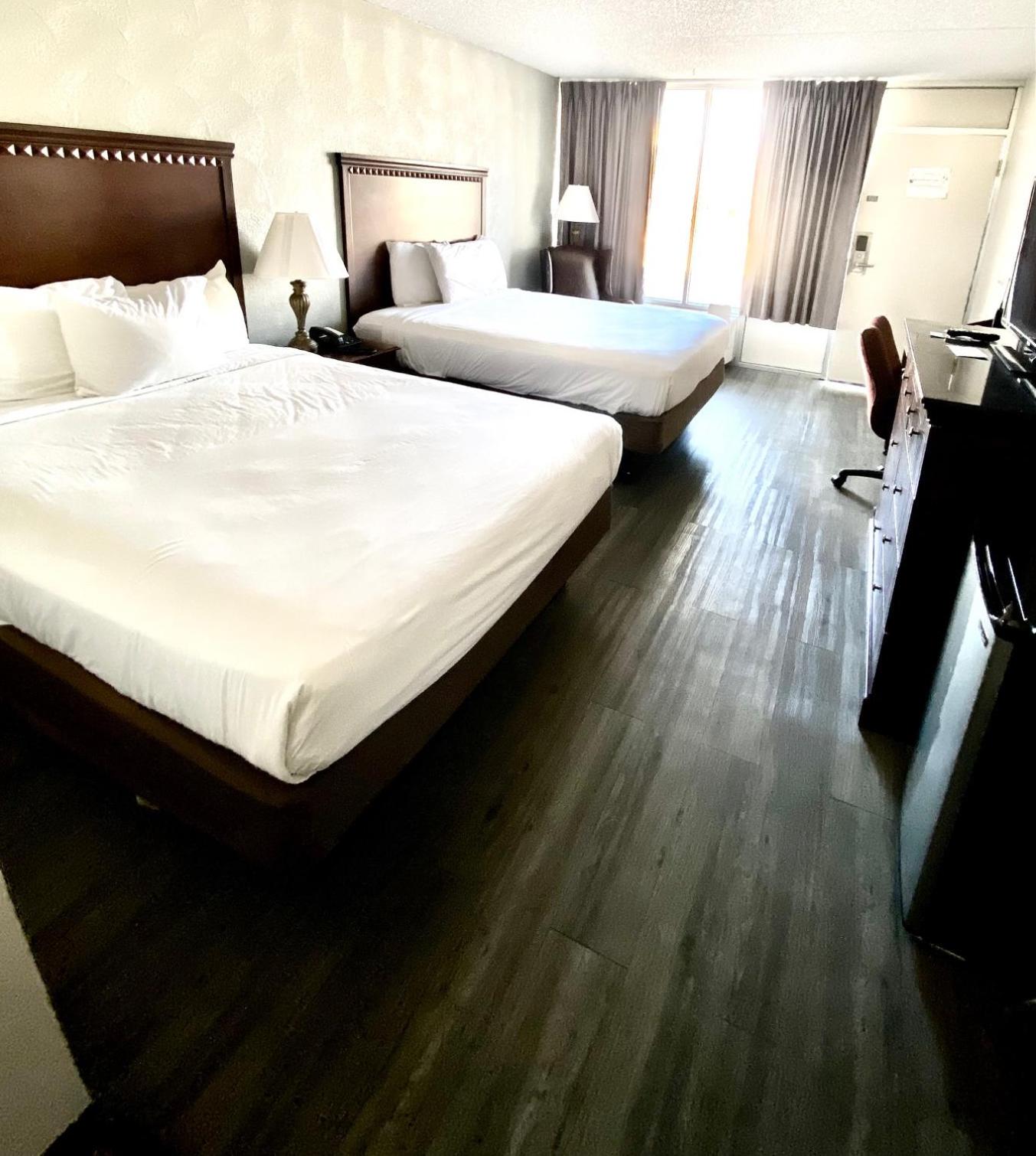 Queen Room with Two Queen Beds - Non-Smoking - Photo 7