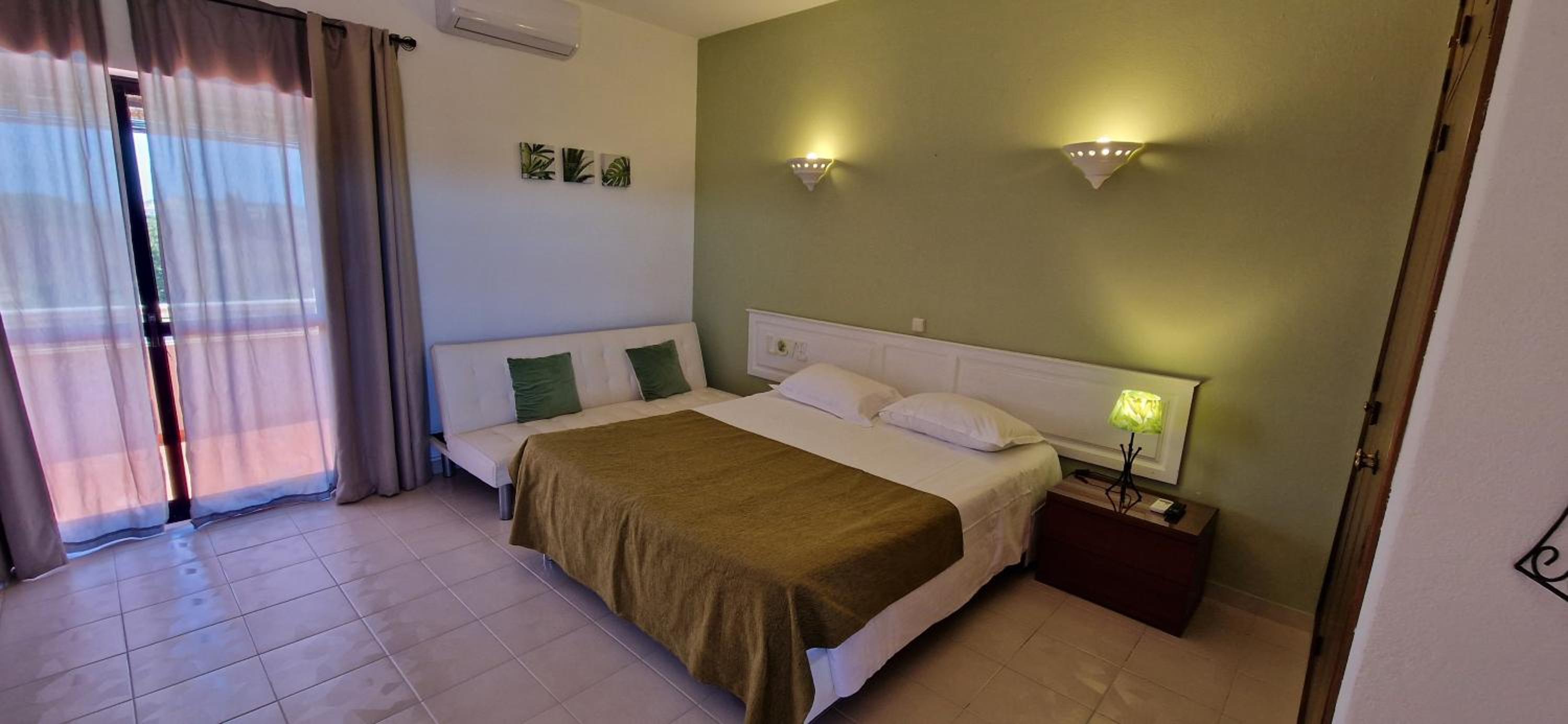 Double Room with Pool View - Photo 7