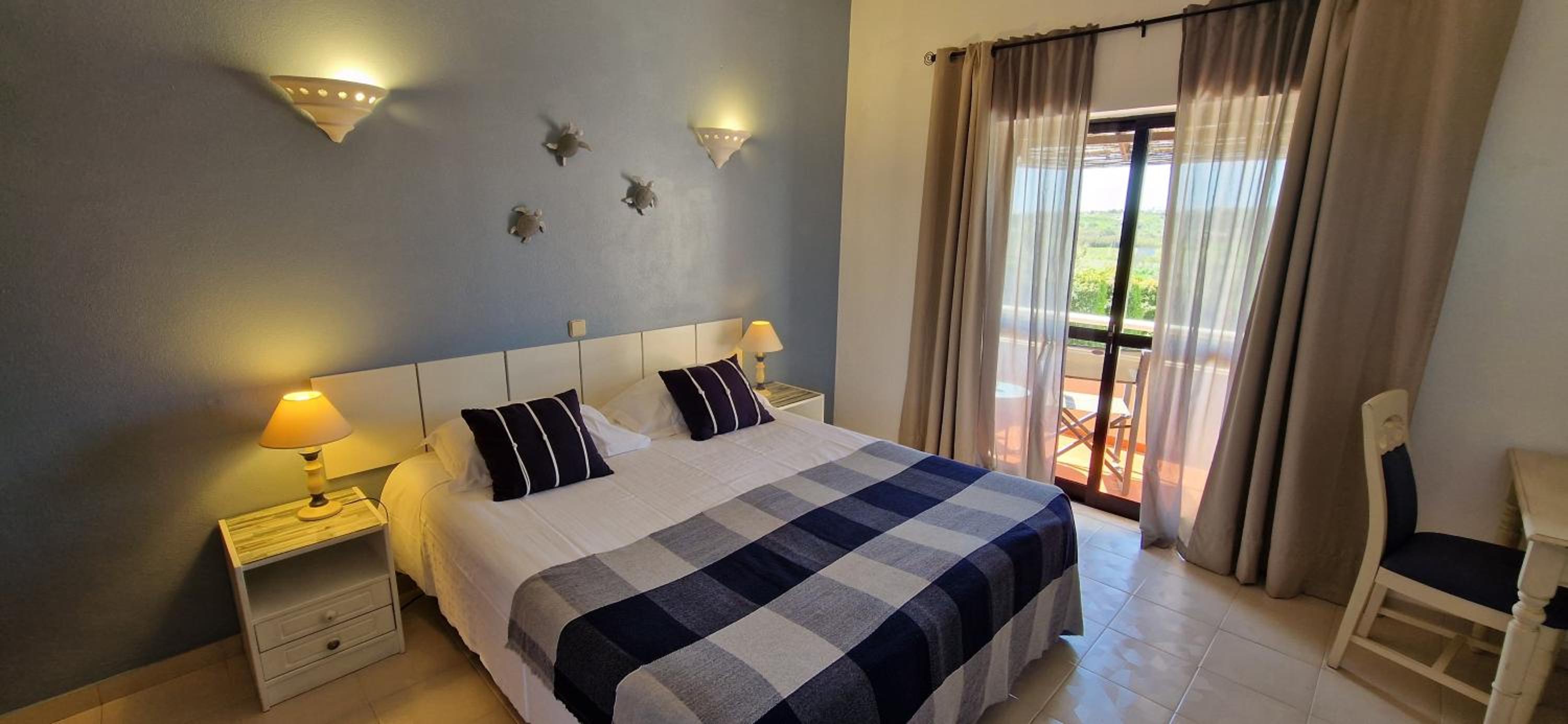 Double Room with Pool View - Photo 3