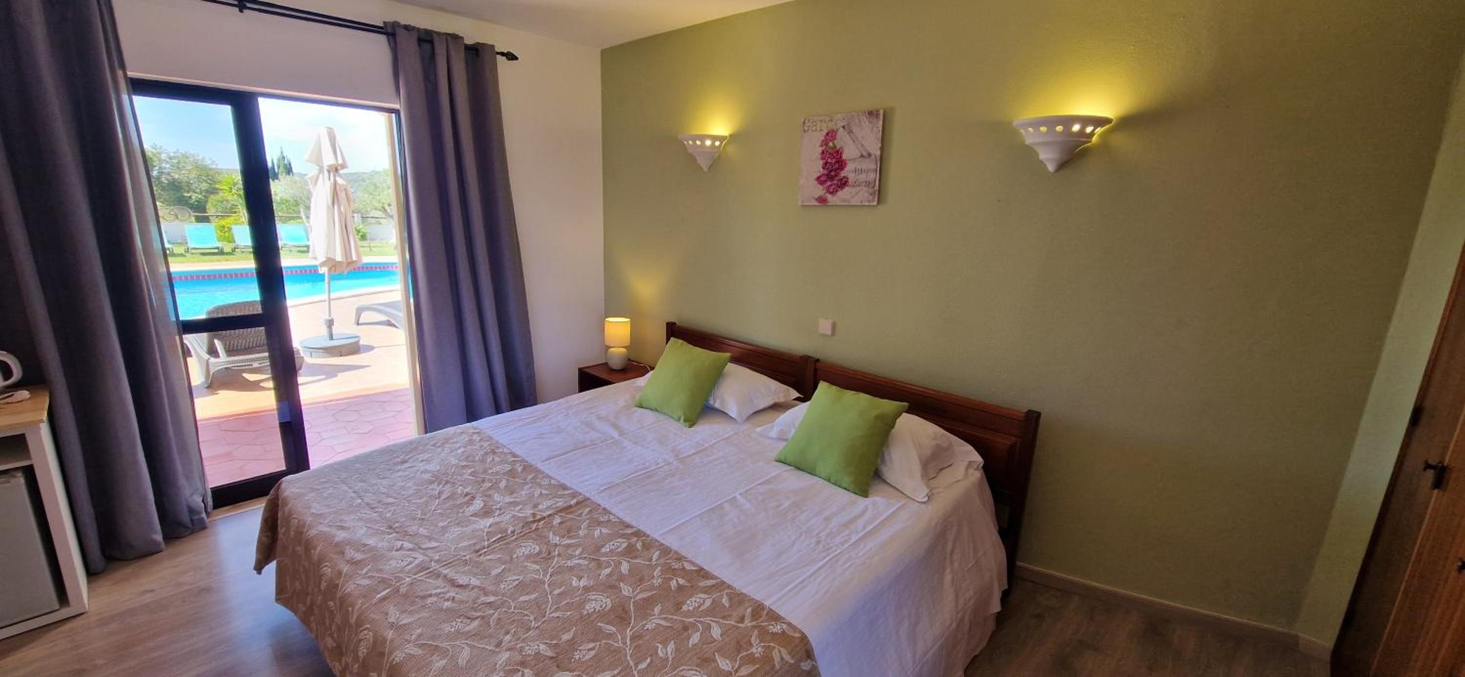 Double Room with Pool View - Photo 8