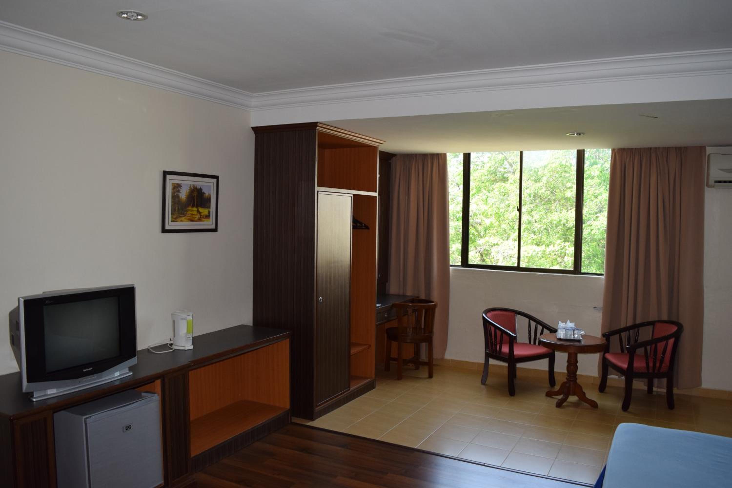 Deluxe Family Room - Photo 2