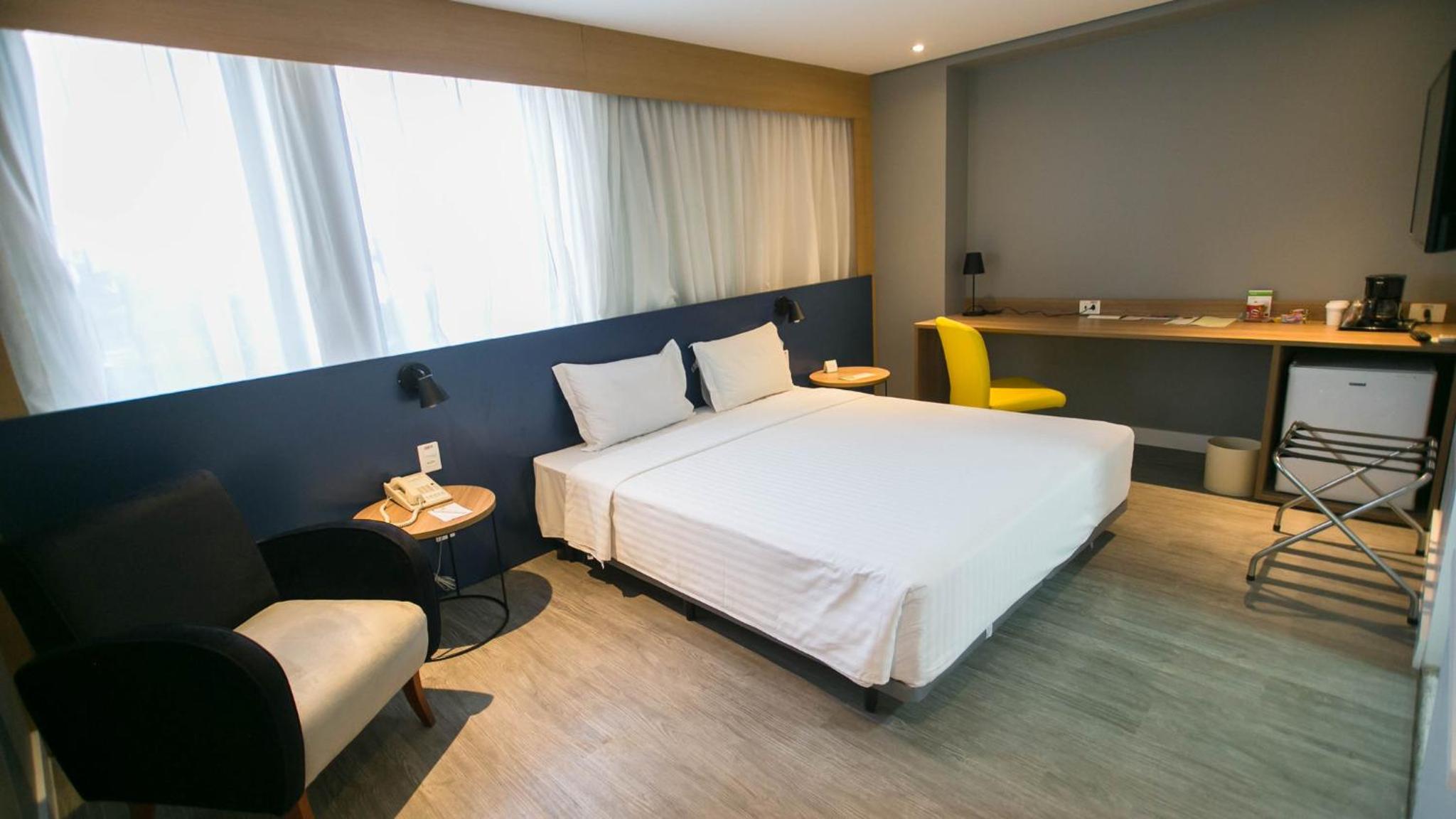 Standard King Room - Accessible - Photo 1