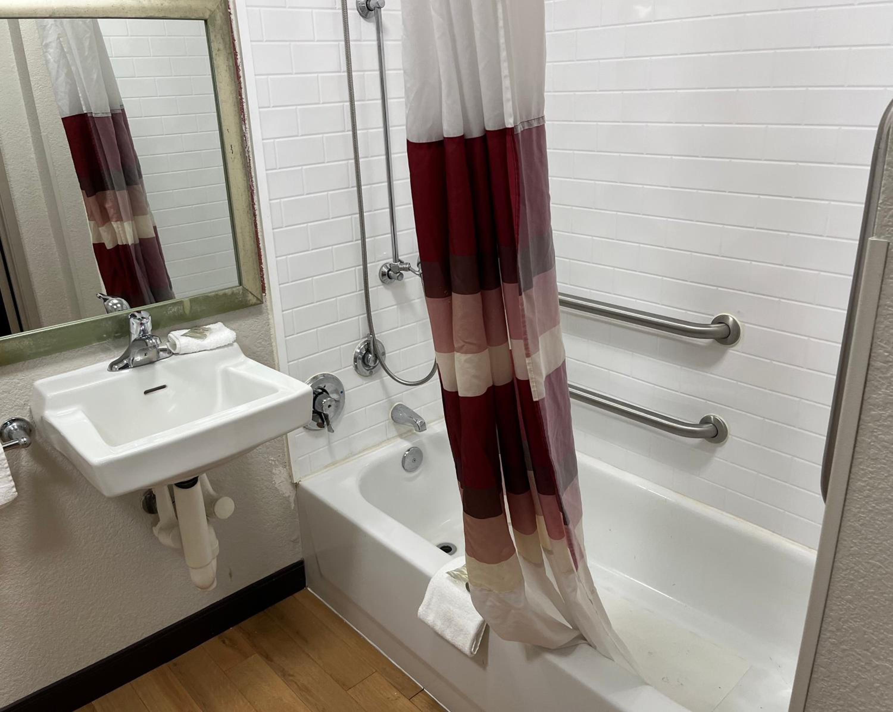 Standard King Room Disability Access Smoke Free - Photo 6