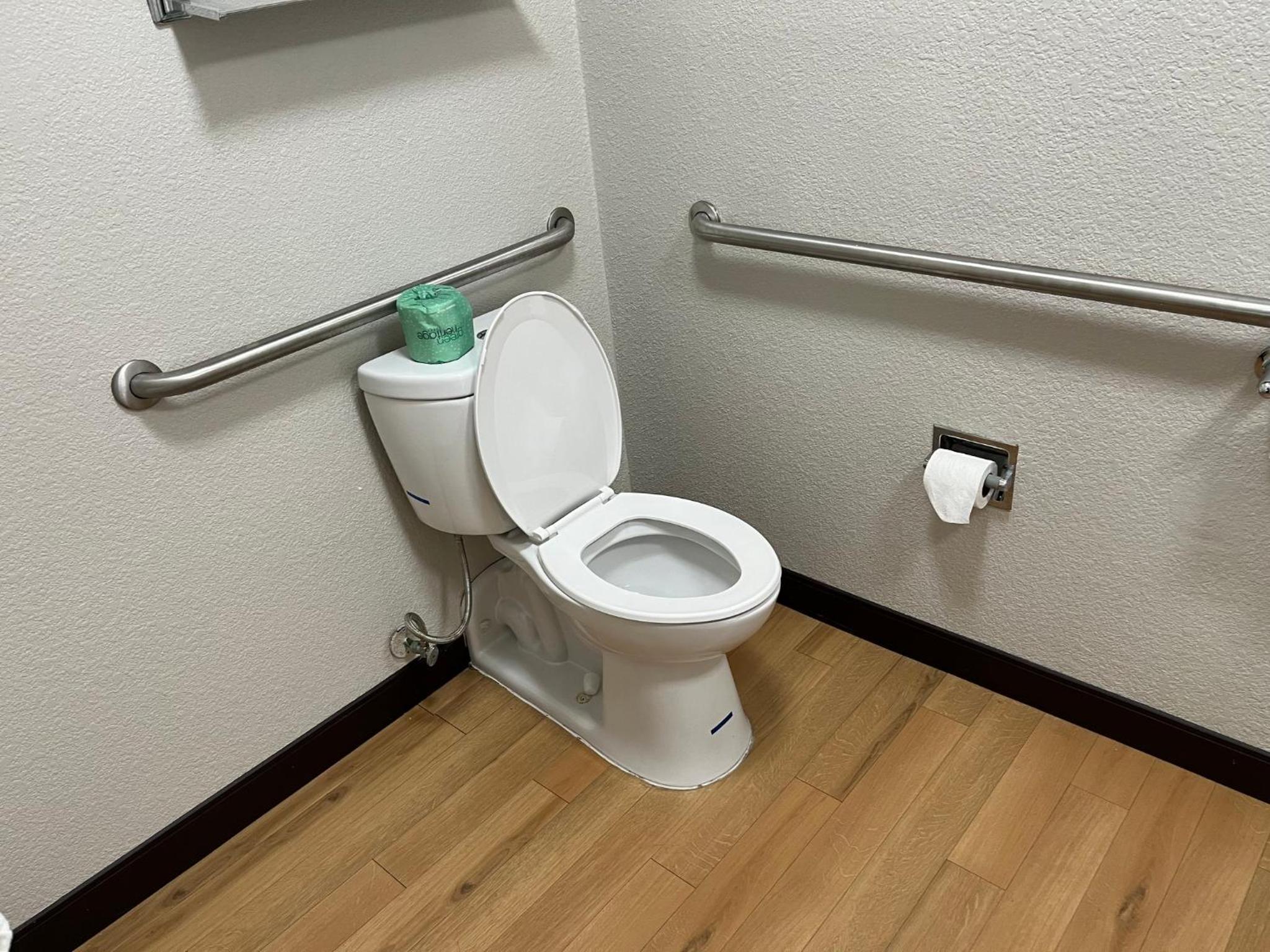 Standard King Room Disability Access Smoke Free - Photo 7