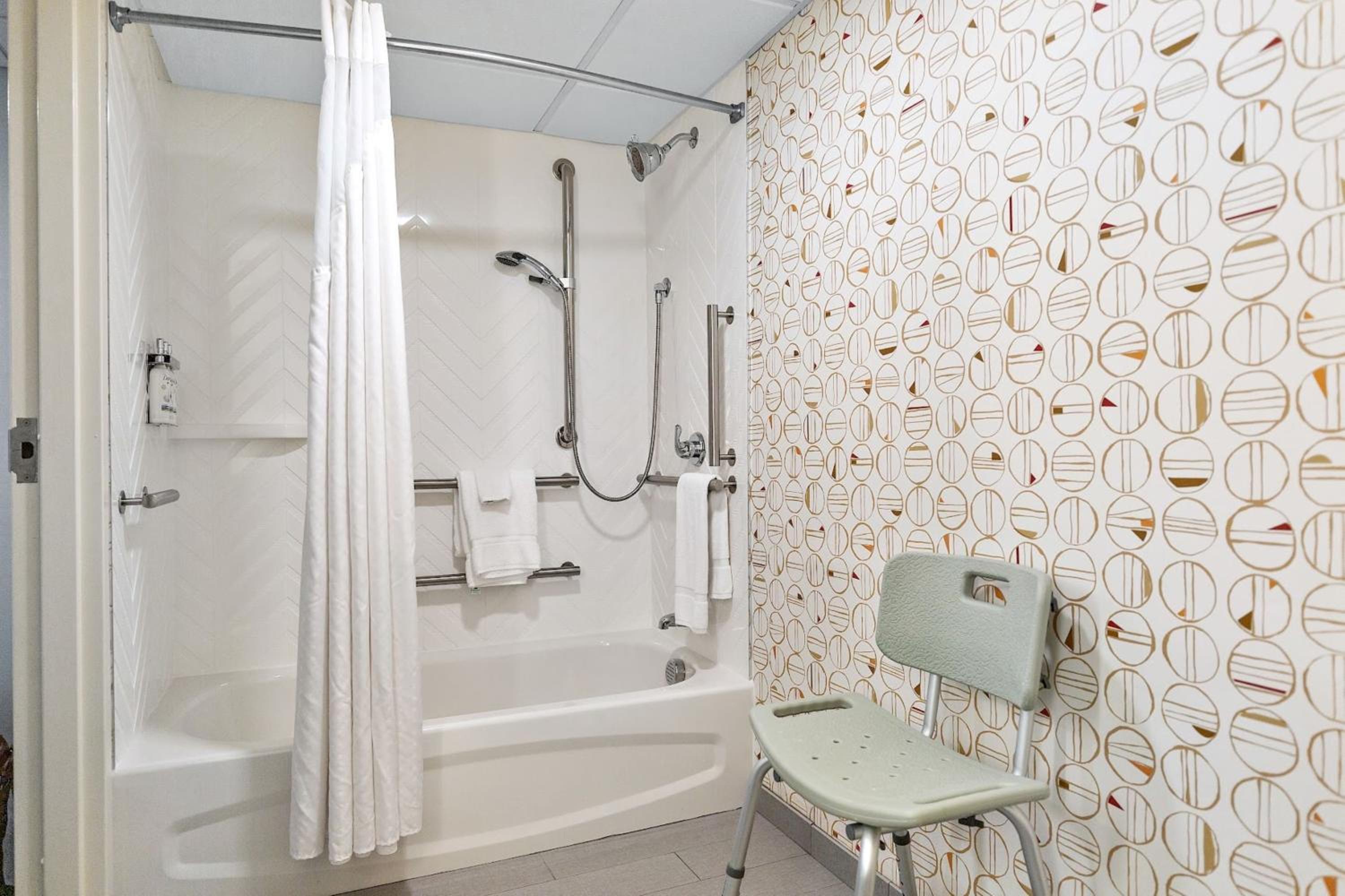 Standard King Room - Communications Accessible - Photo 12