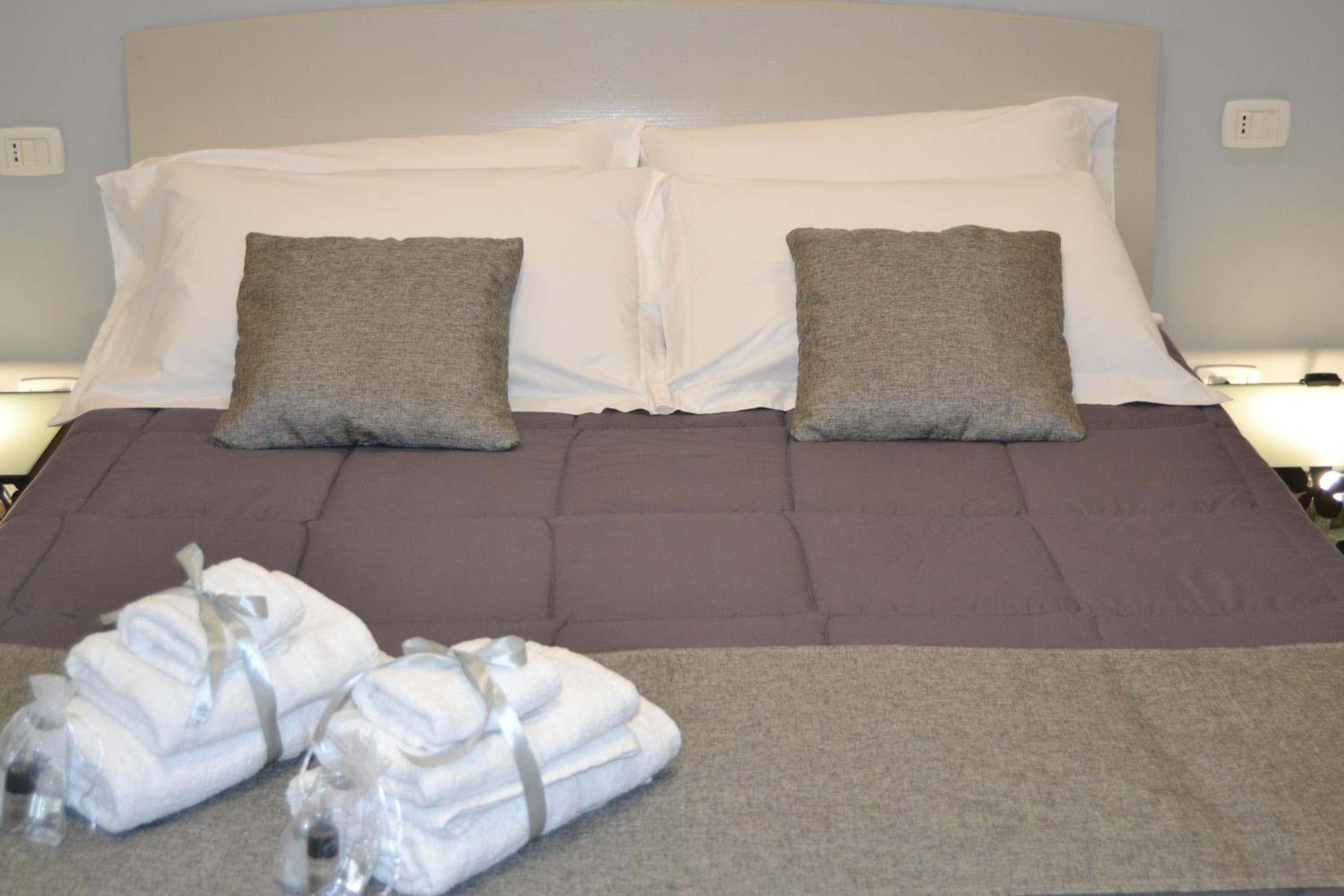 Standard King Room - Photo 22