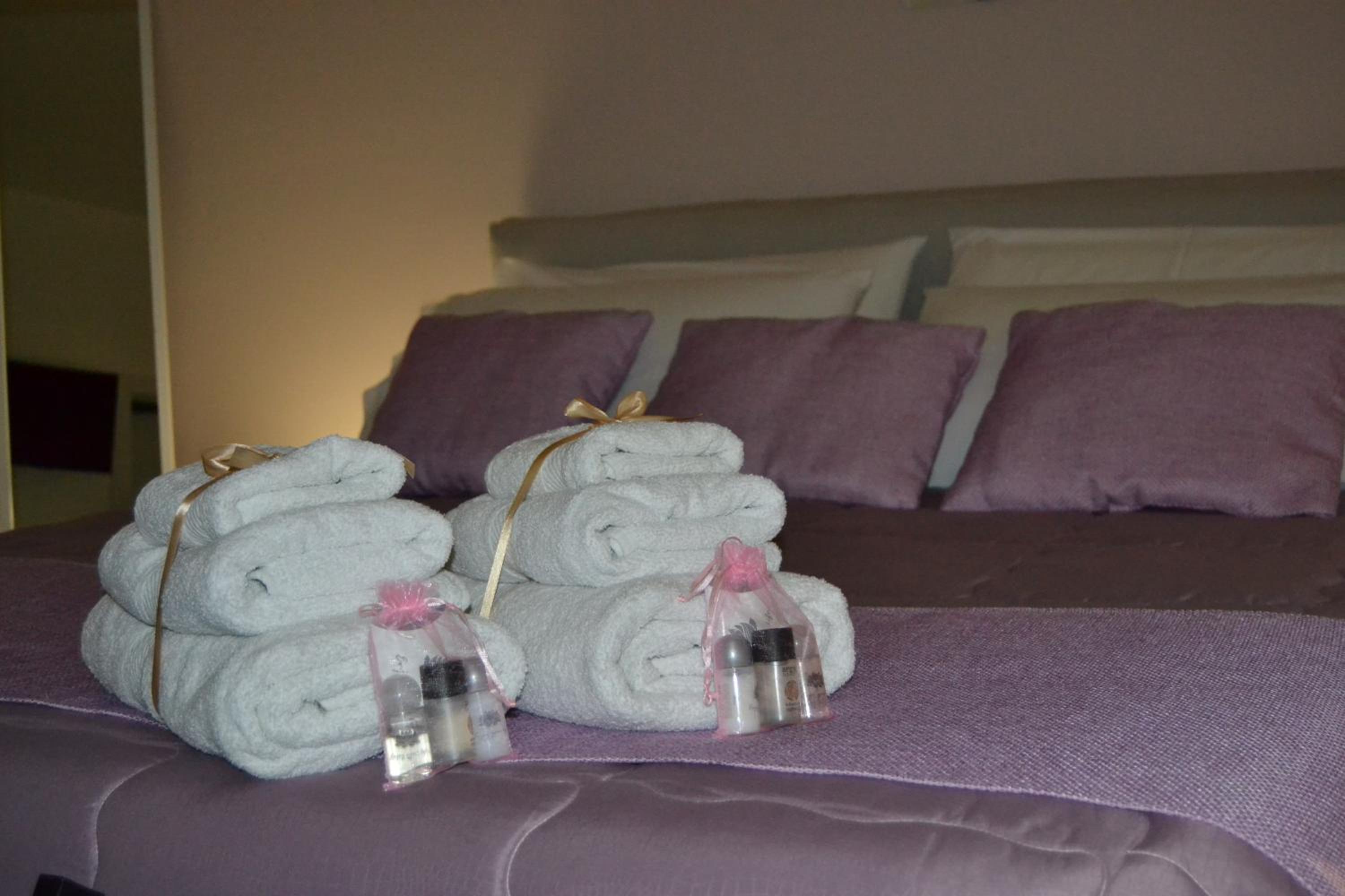 Deluxe King Room - Photo 11