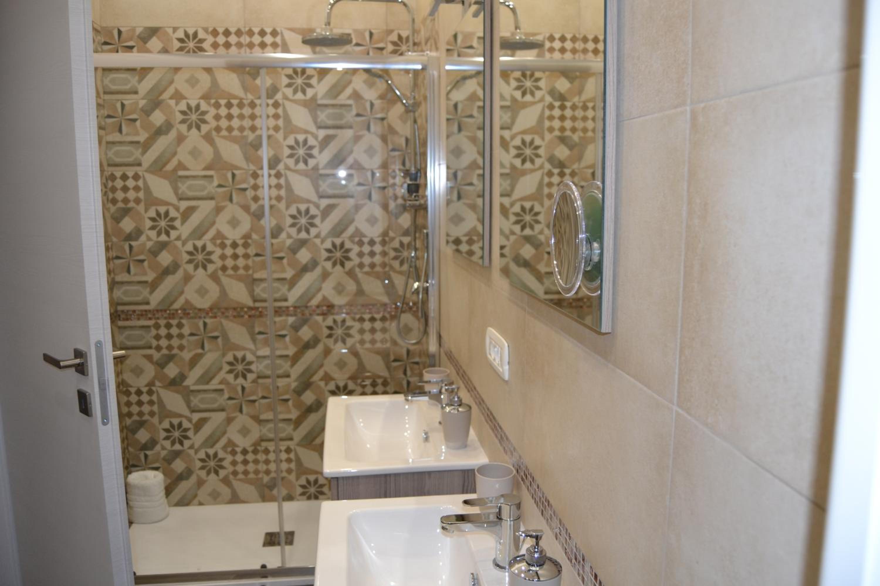Deluxe King Room - Photo 39