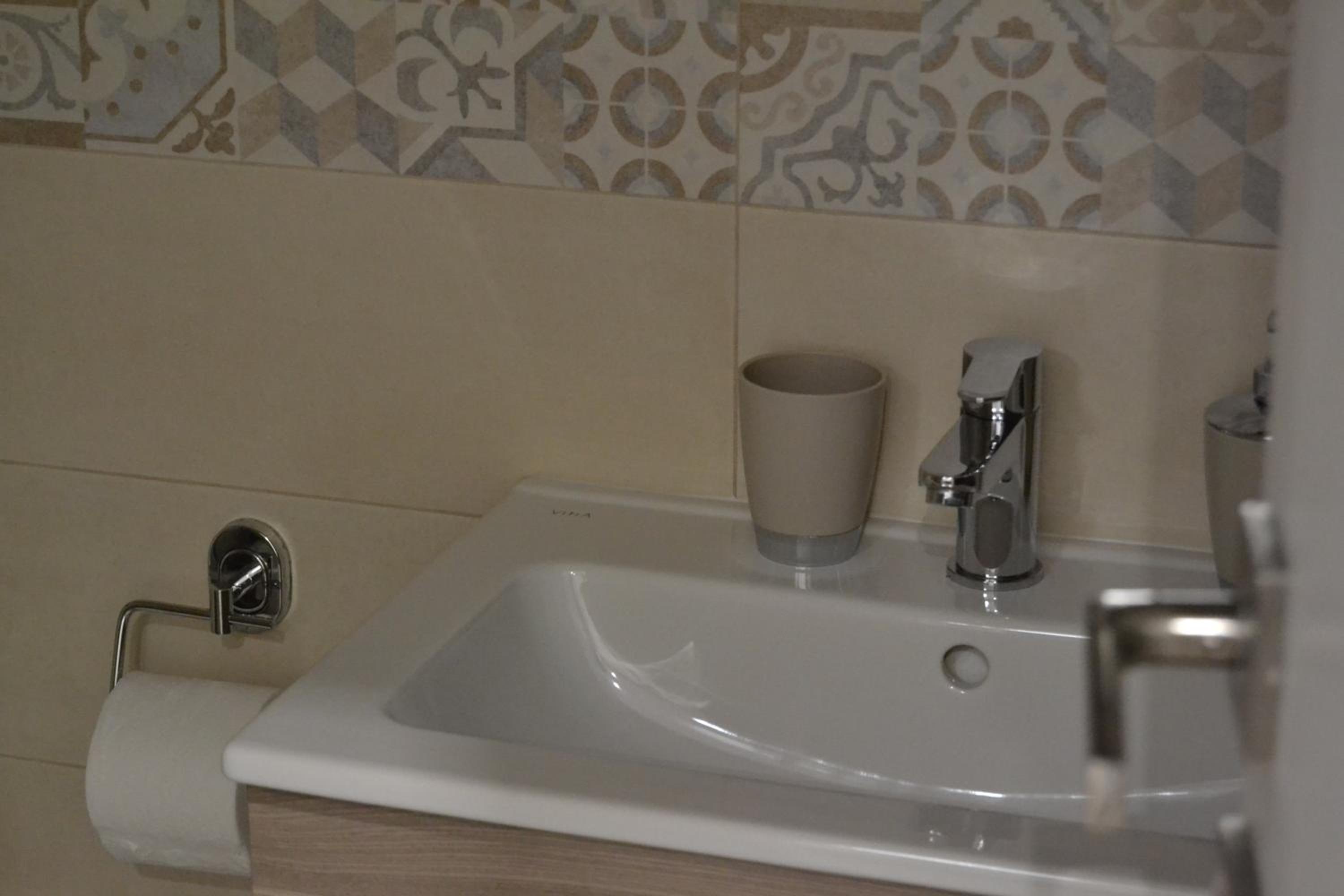 Deluxe King Room - Photo 18