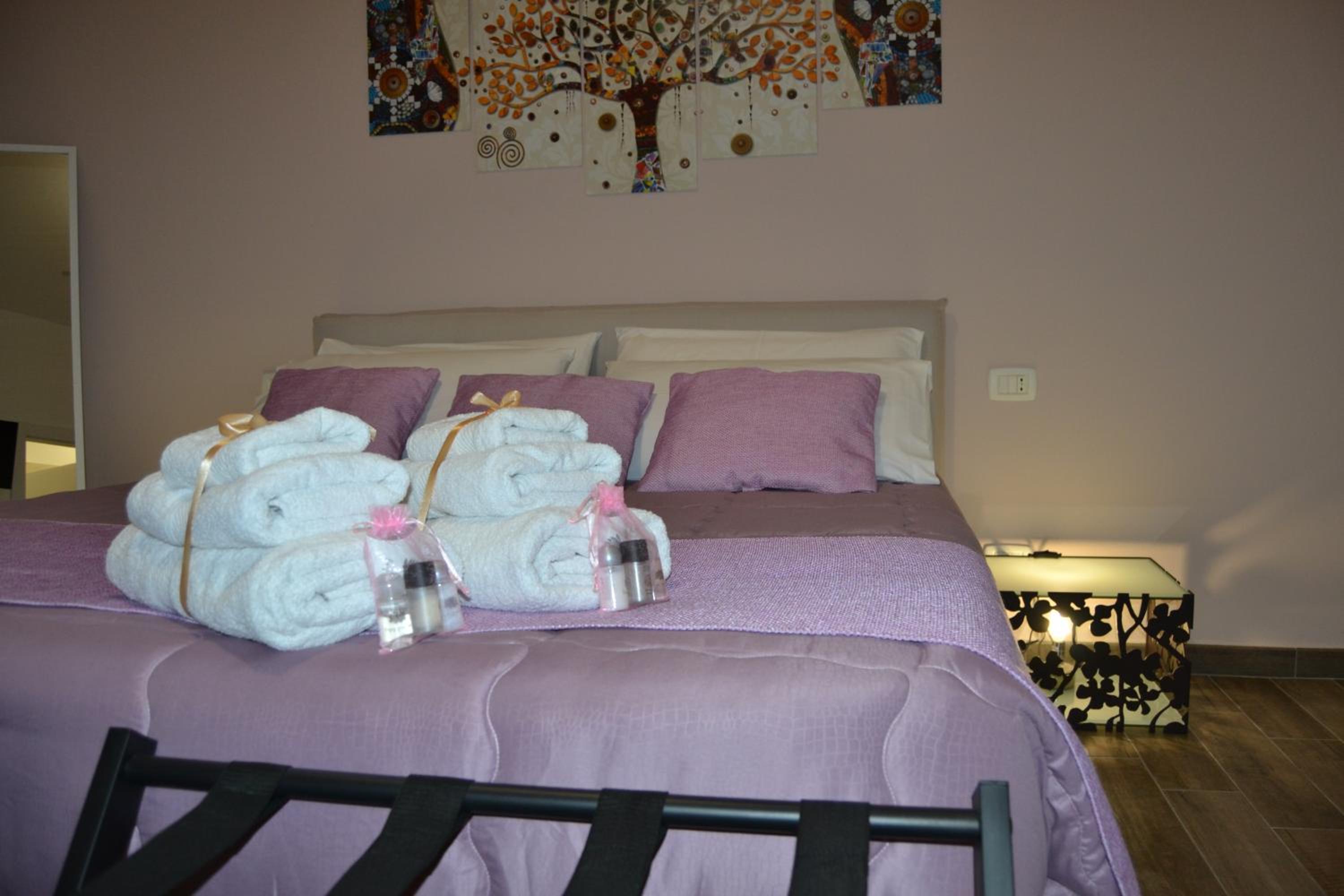 Deluxe King Room - Photo 13