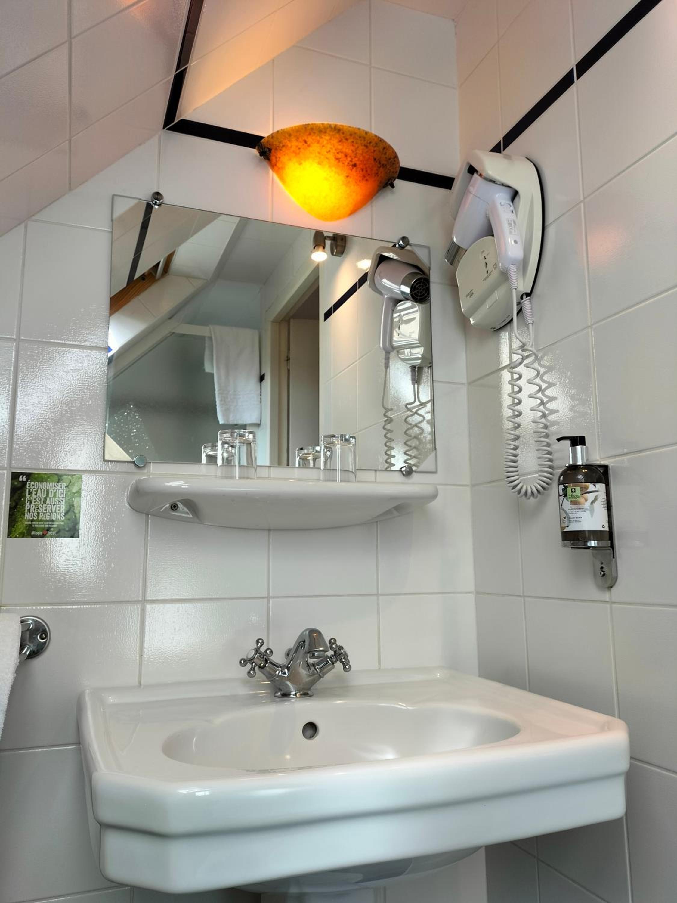Small Double Room - Attic - Photo 3