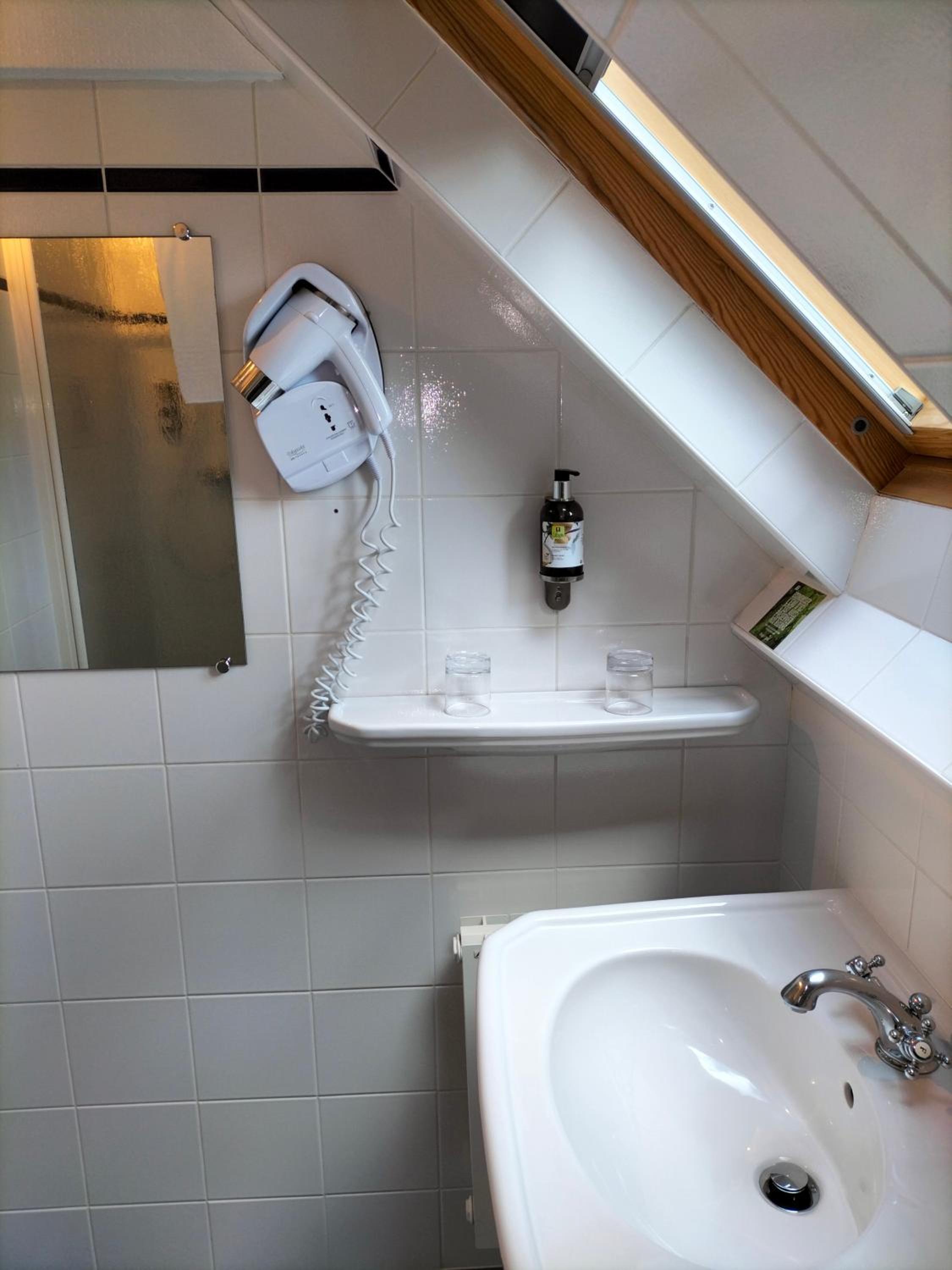 Small Double Room - Attic - Photo 2