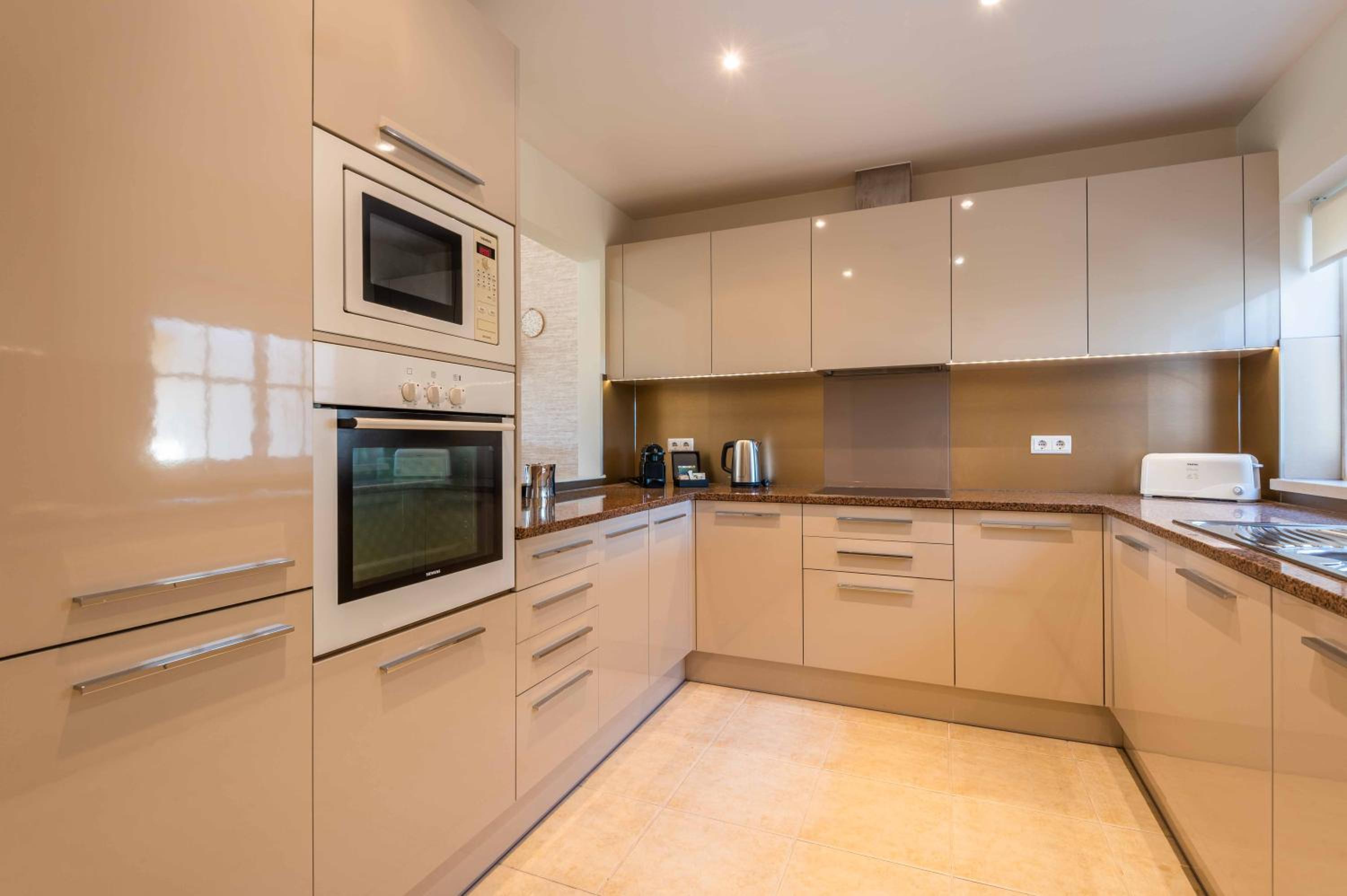Deluxe Two-Bedroom Apartment with Garden View - Photo 4