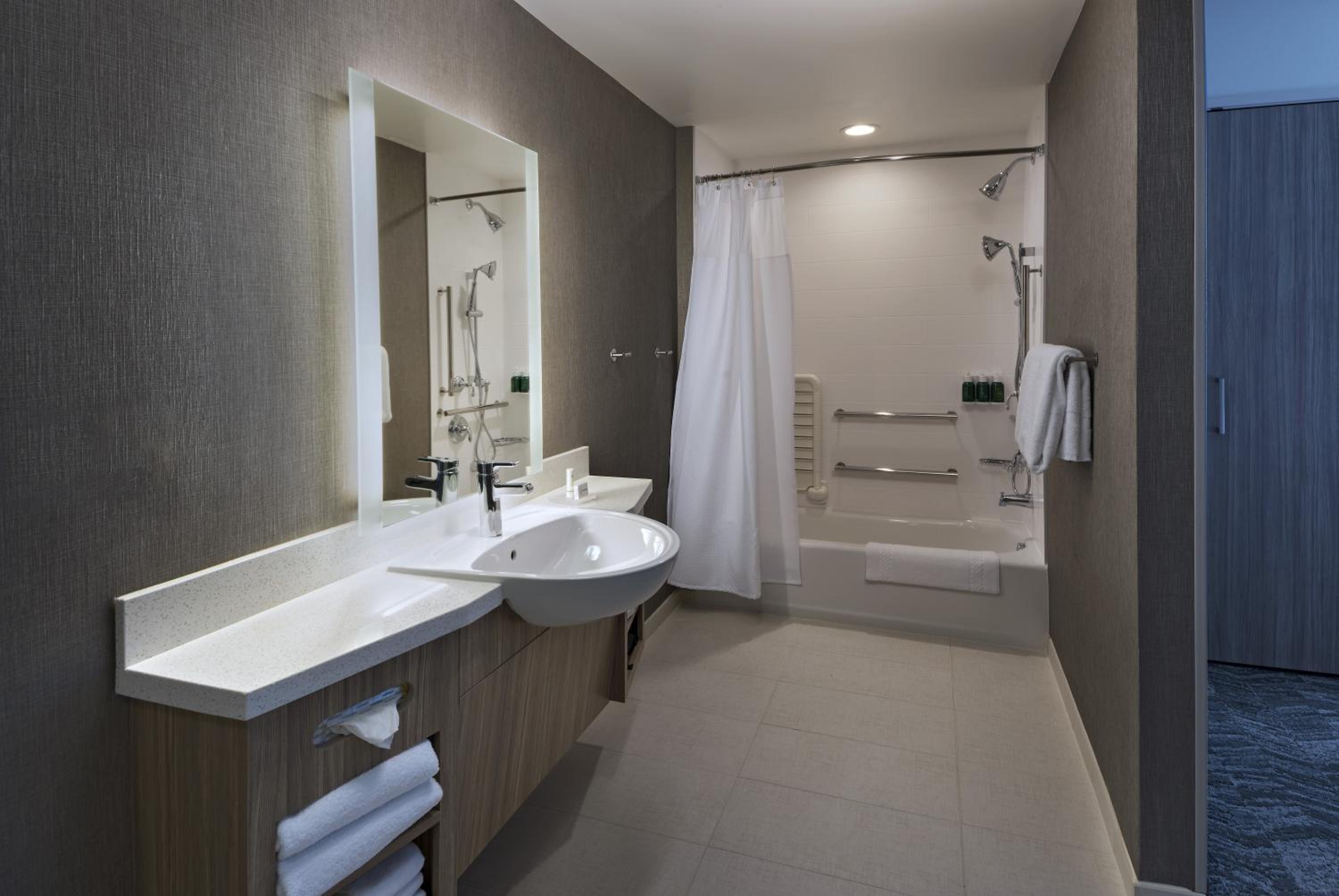King Suite with Tub - Mobility Accessible
