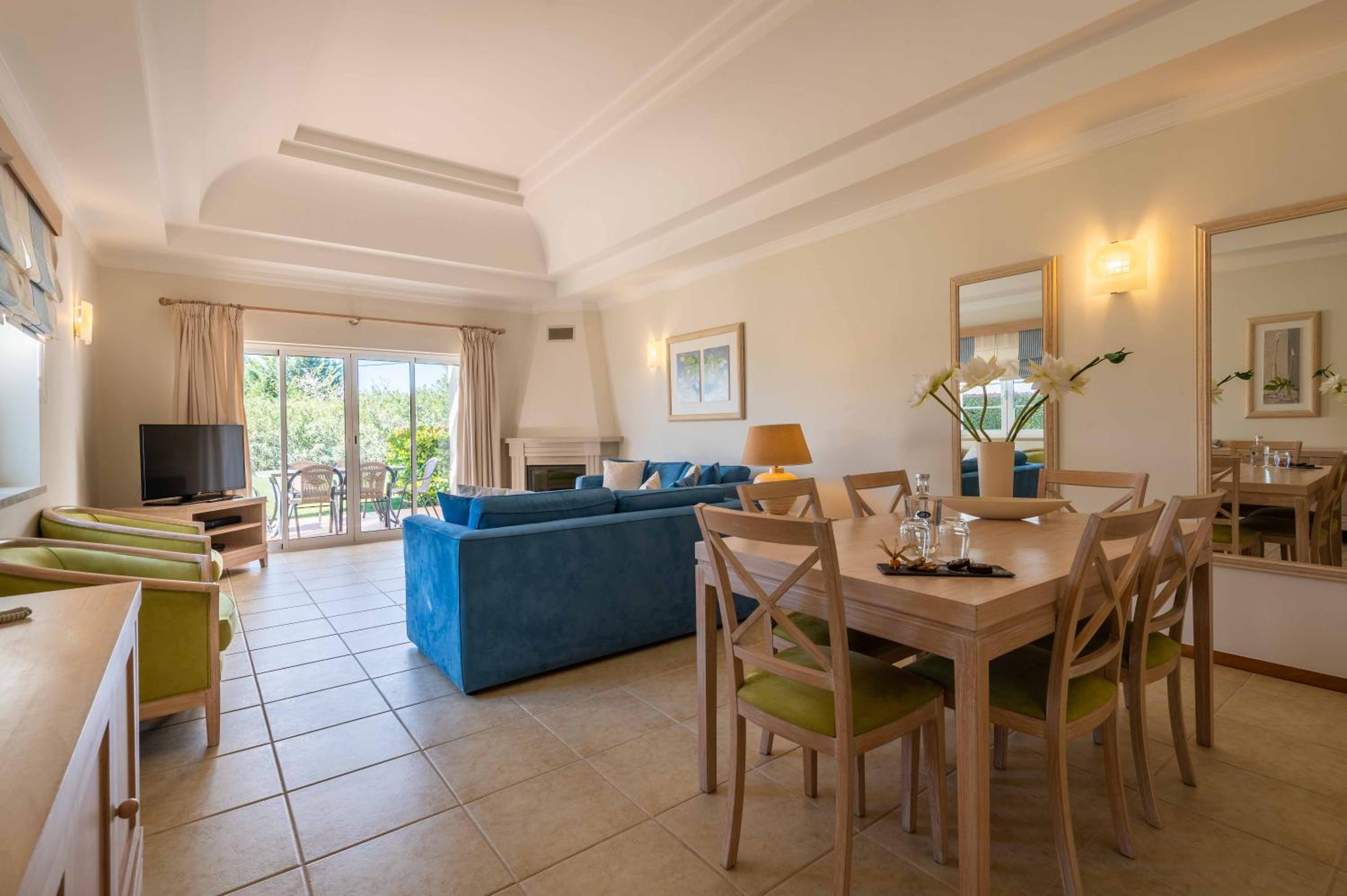 Two-Bedroom Apartment with Pool View - Photo 6