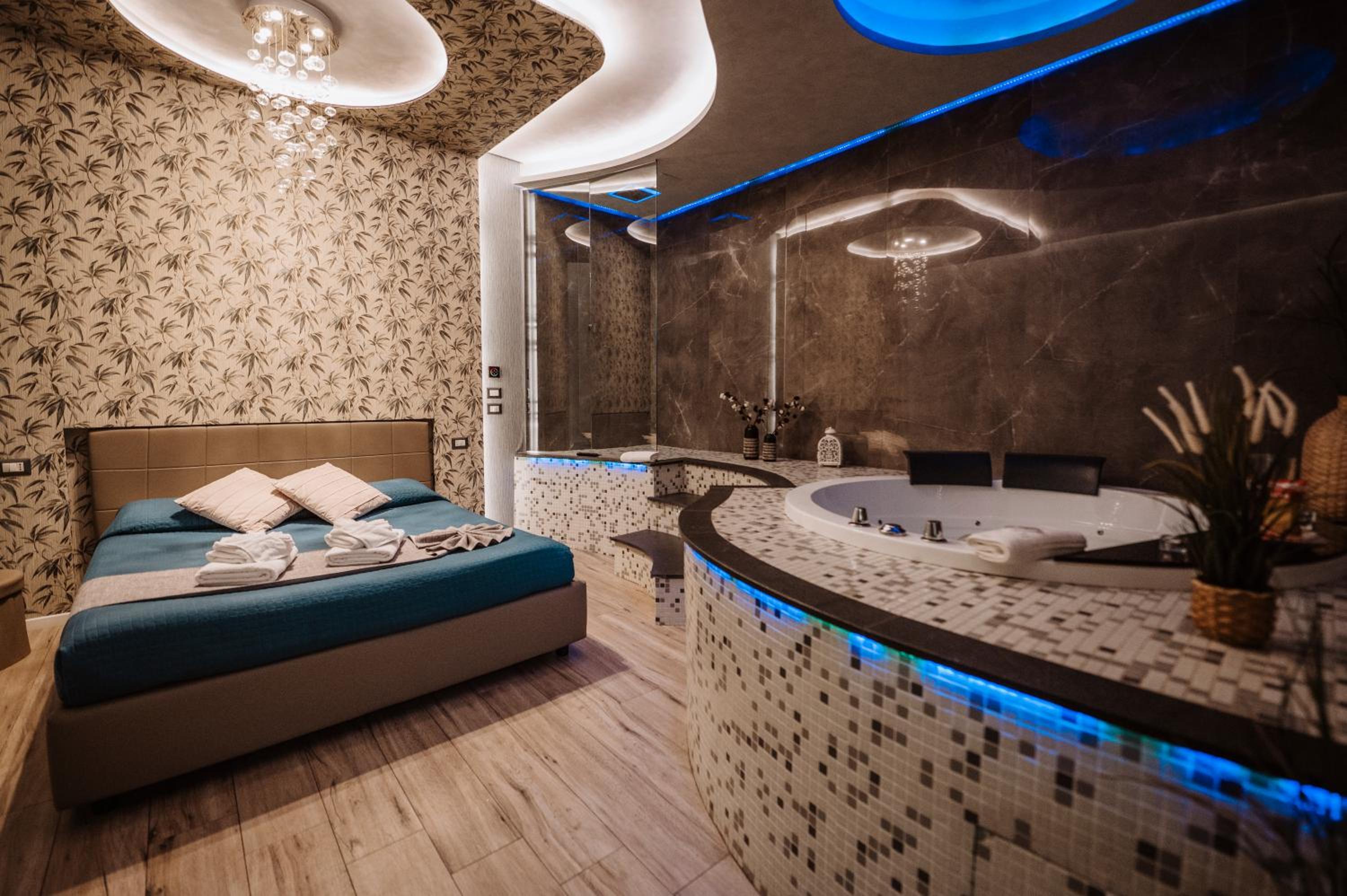Queen Suite with Spa Bath - Photo 1