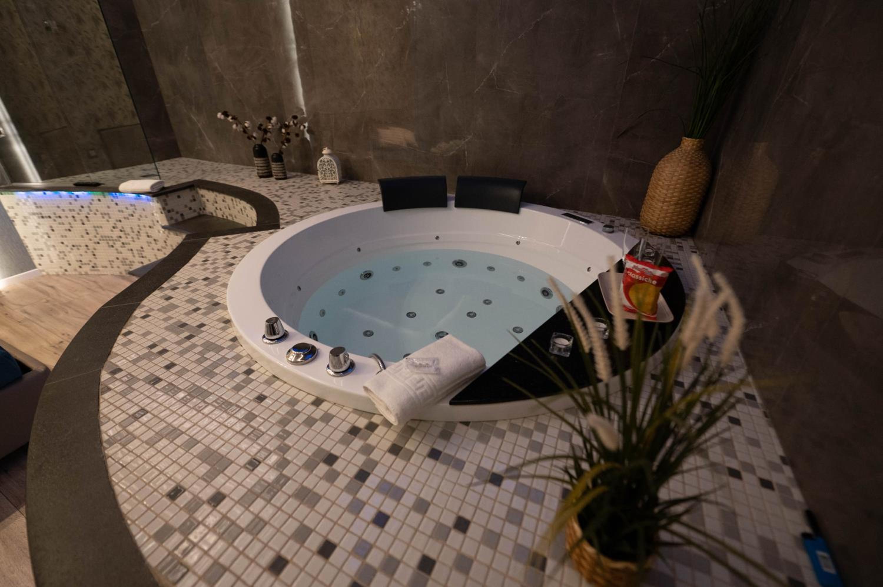Queen Suite with Spa Bath - Photo 2