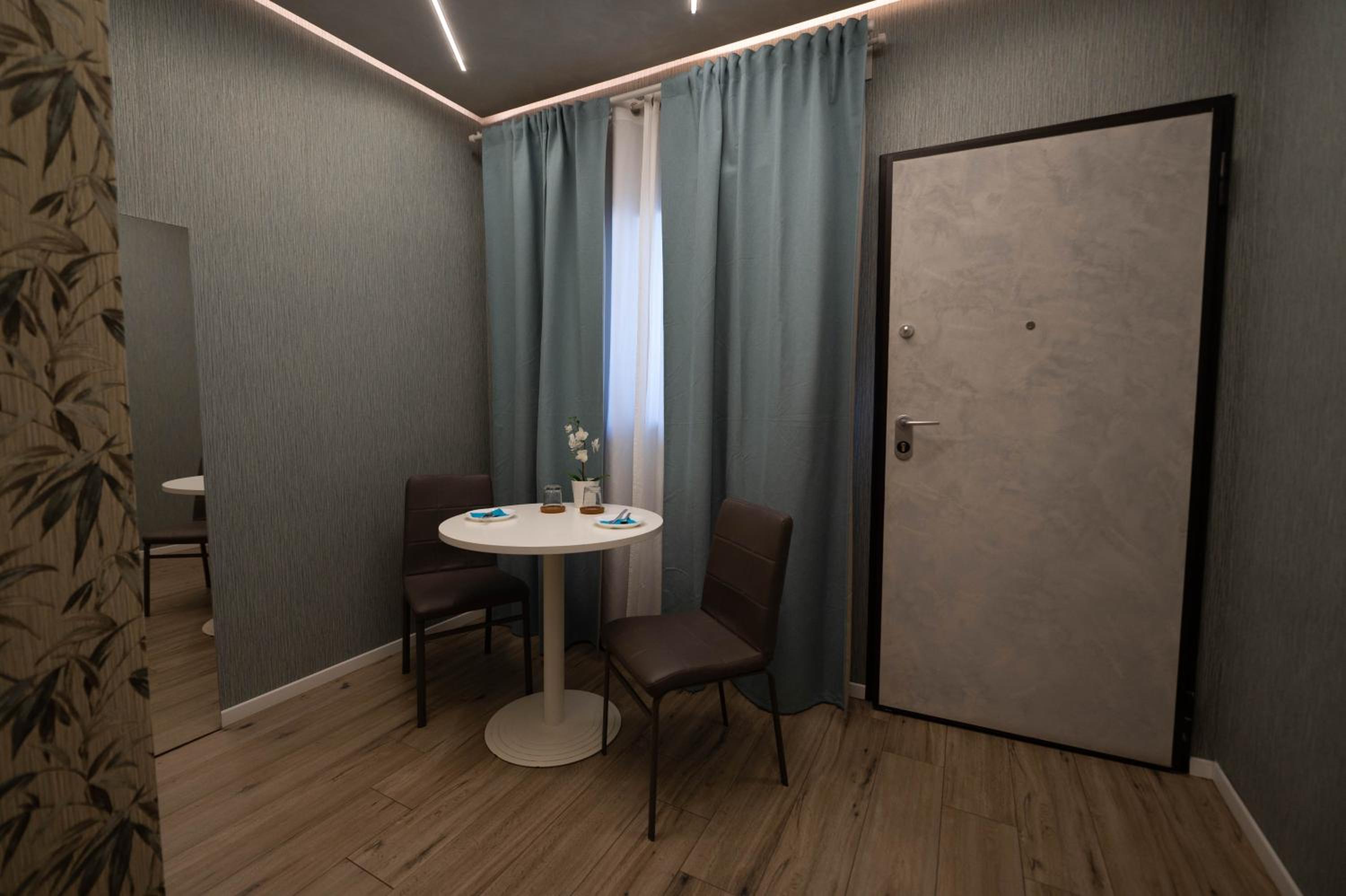 Queen Suite with Spa Bath - Photo 9