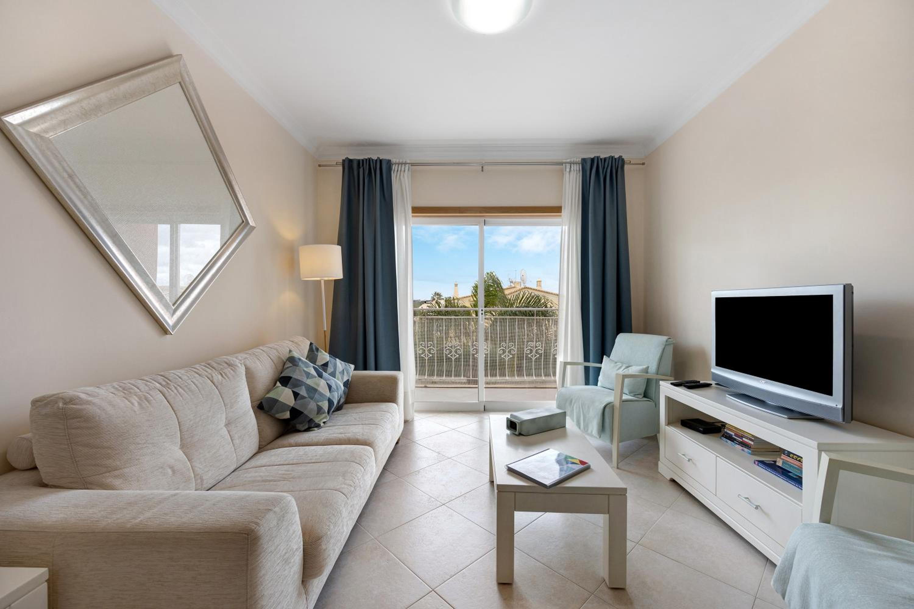 Two-Bedroom Deluxe Apartment with Garden View photo 1