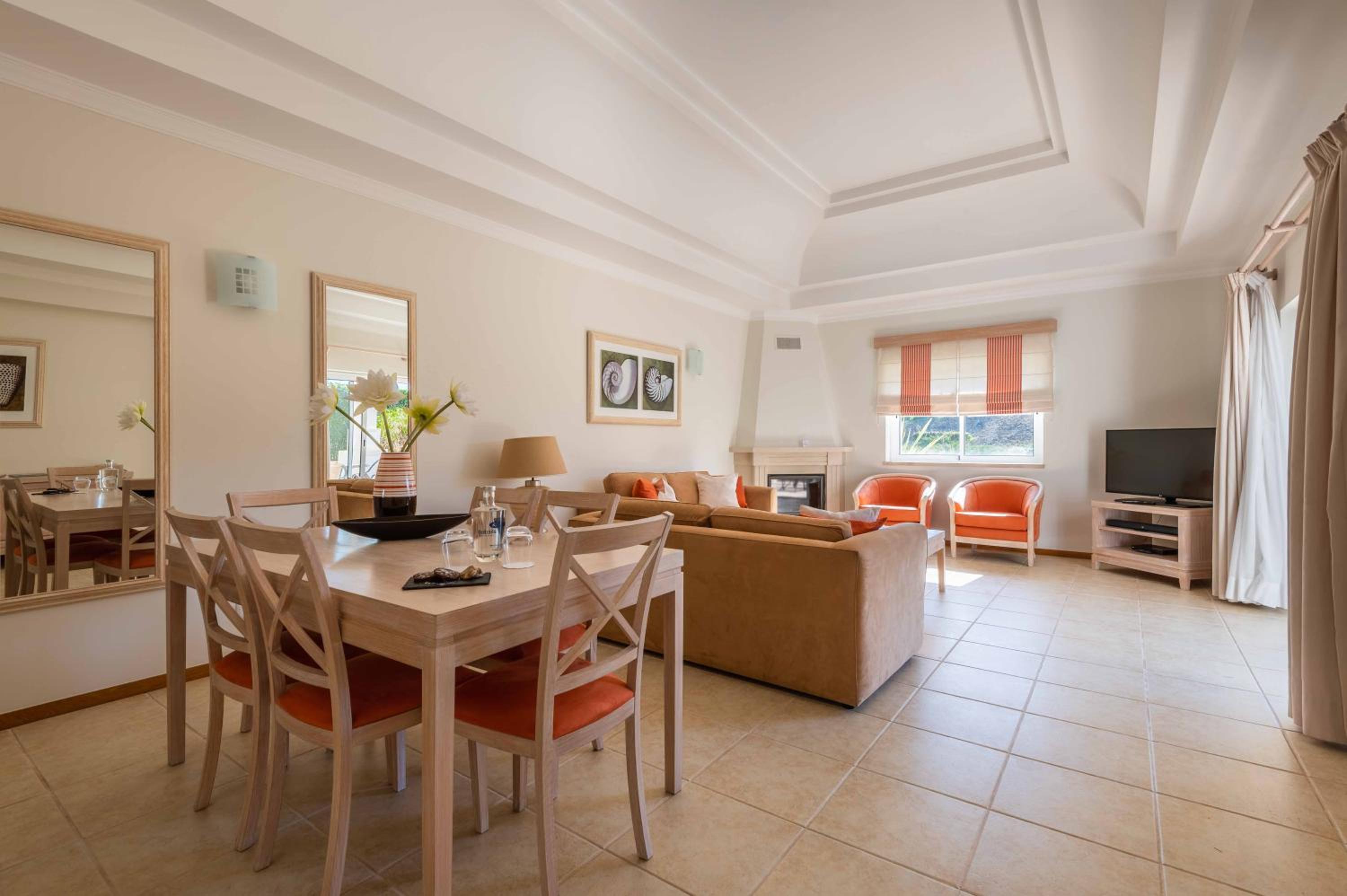 Two-Bedroom Apartment with Garden View - Photo 5