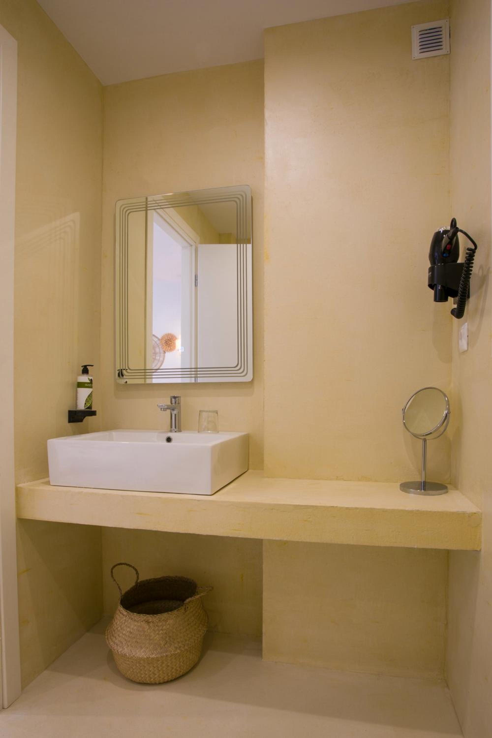 Deluxe Double Room - Photo 8