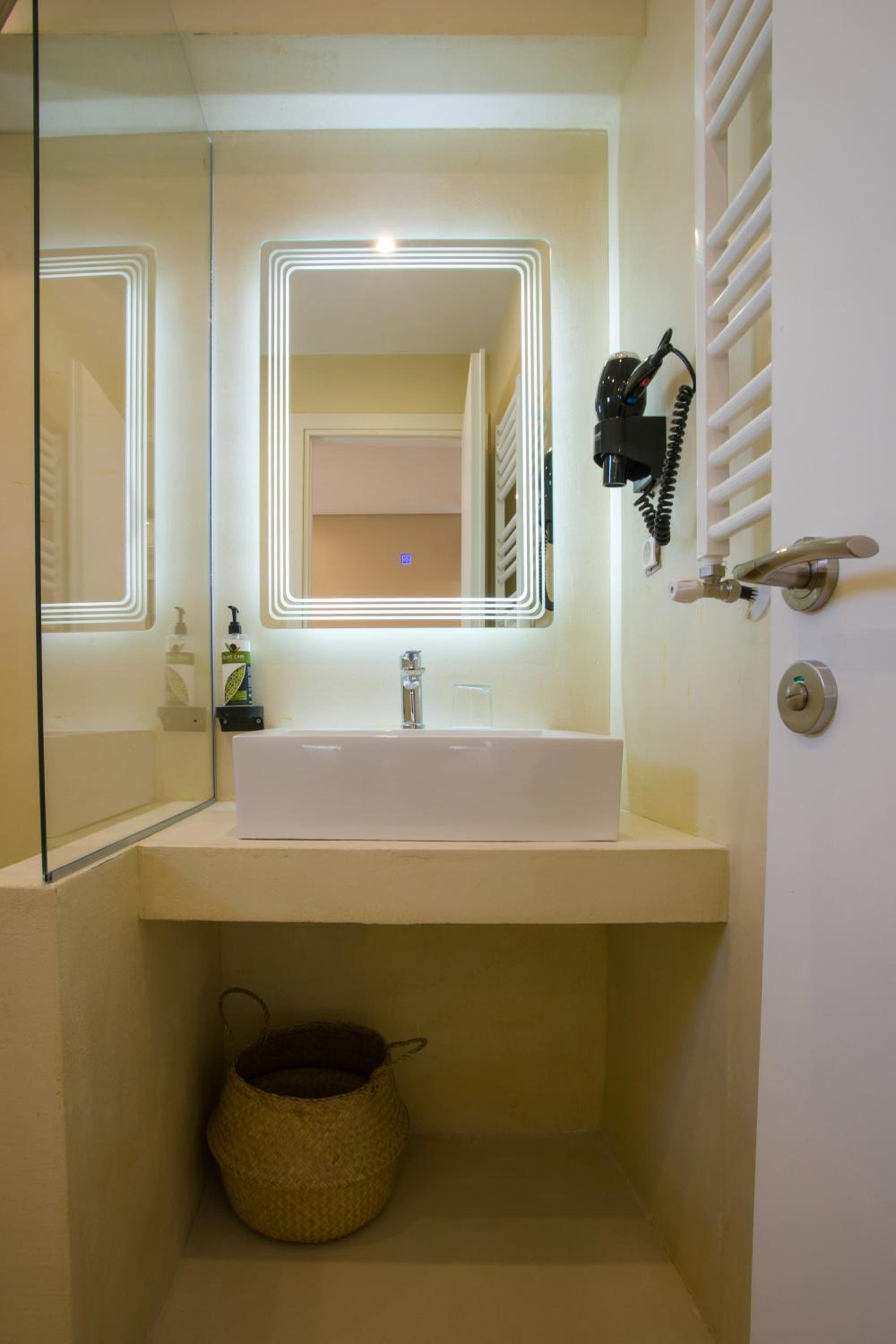 Deluxe Double Room - Photo 7