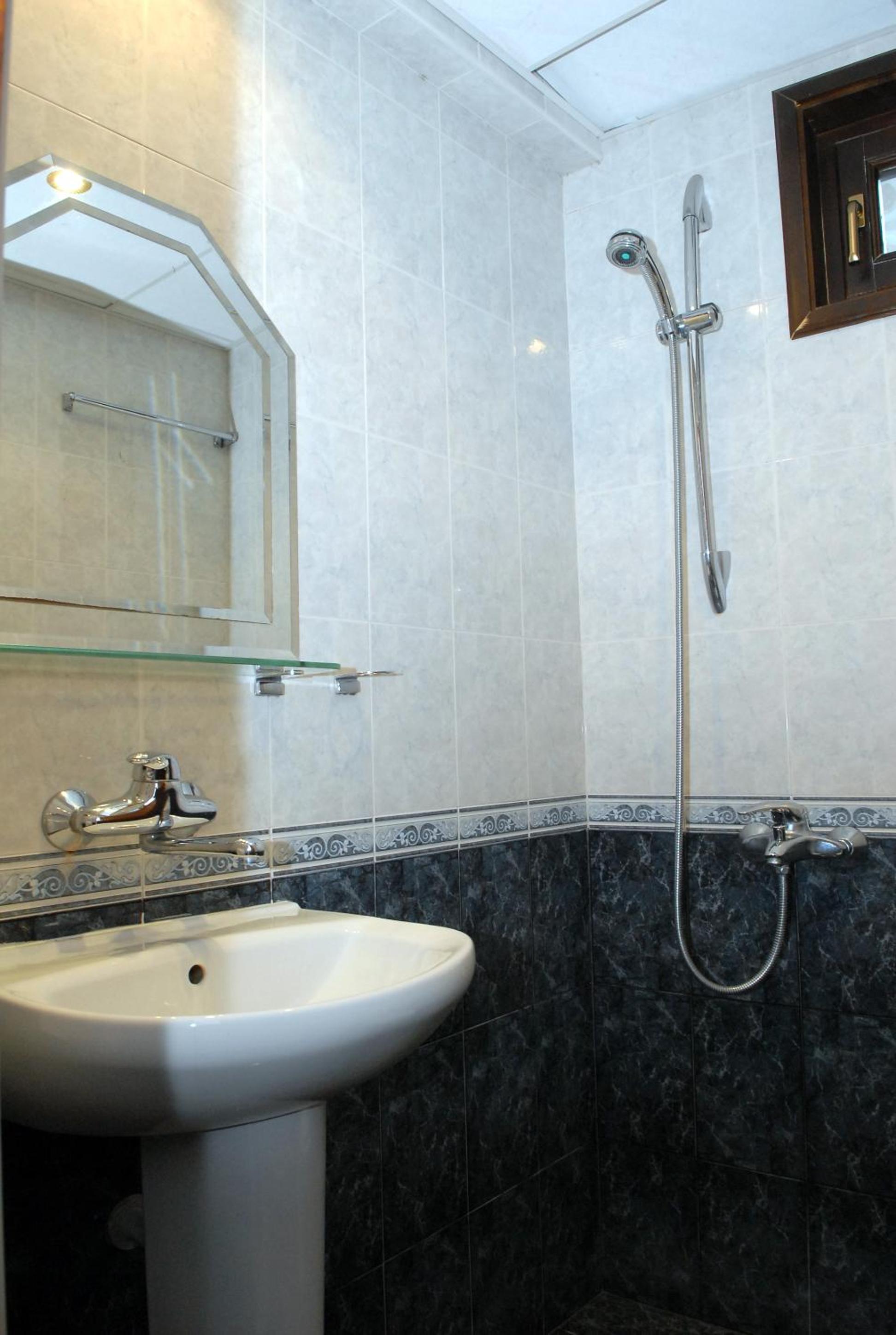 Double or Twin Room - Photo 8