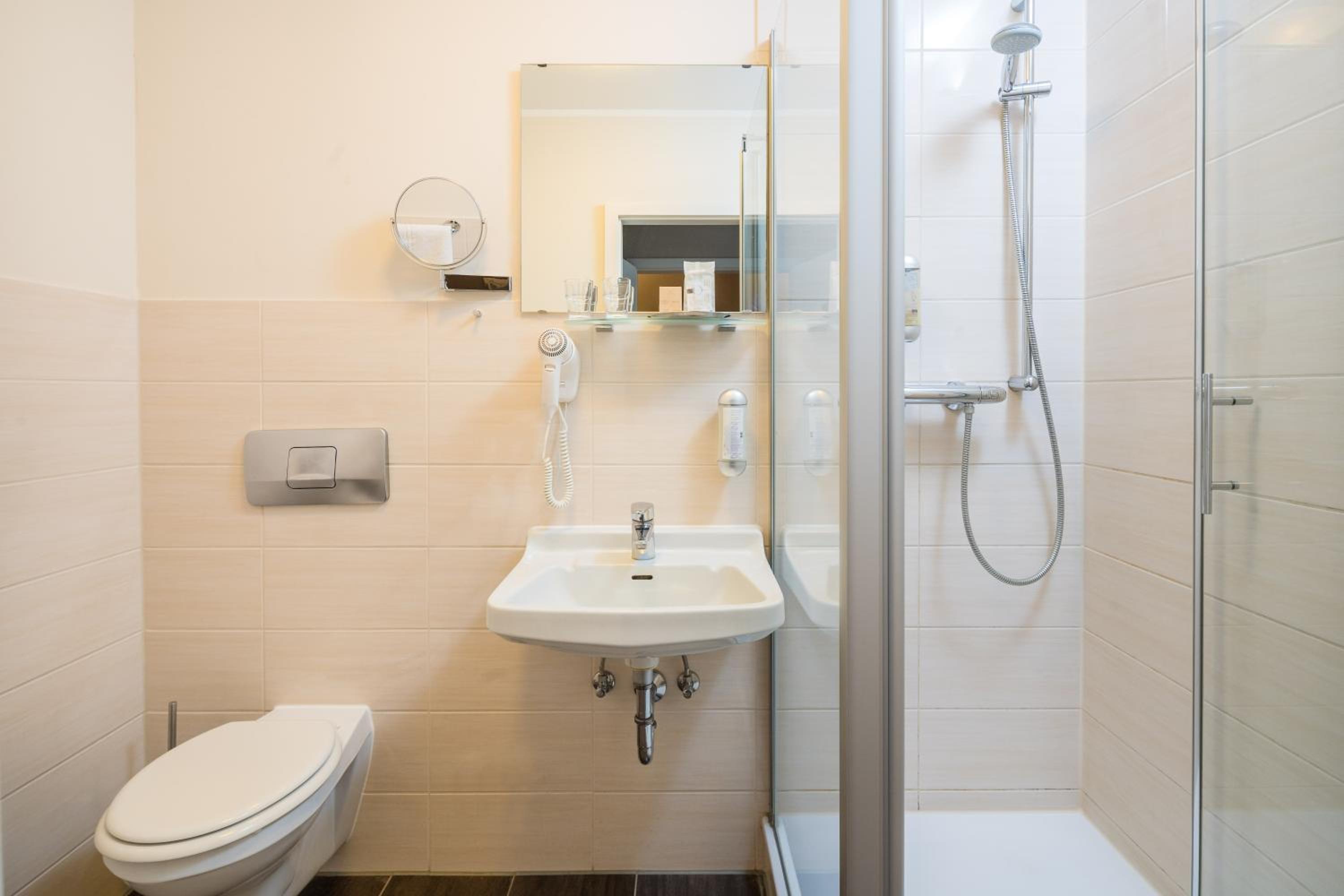 Double Room with Private Bathroom - Photo 2